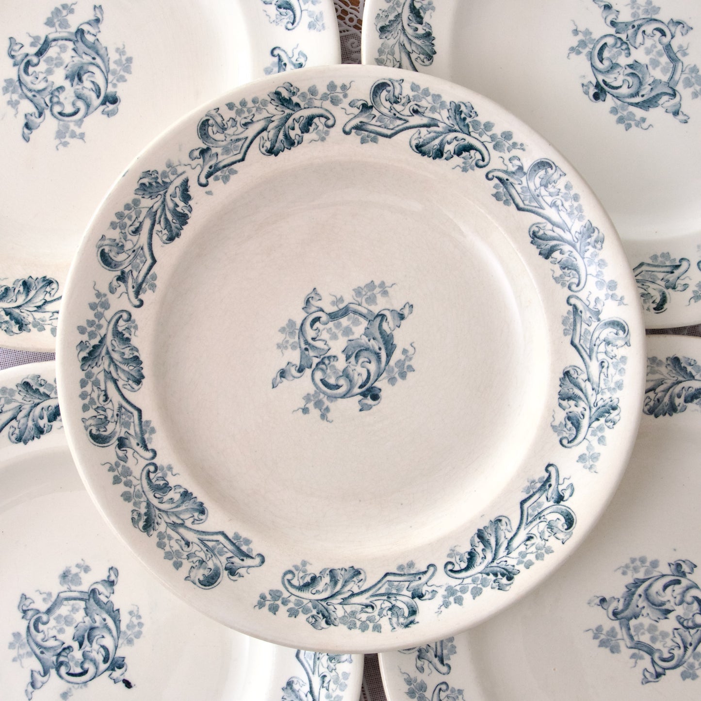 5 assiettes terre de fer XIXe - Longwy "Russe"