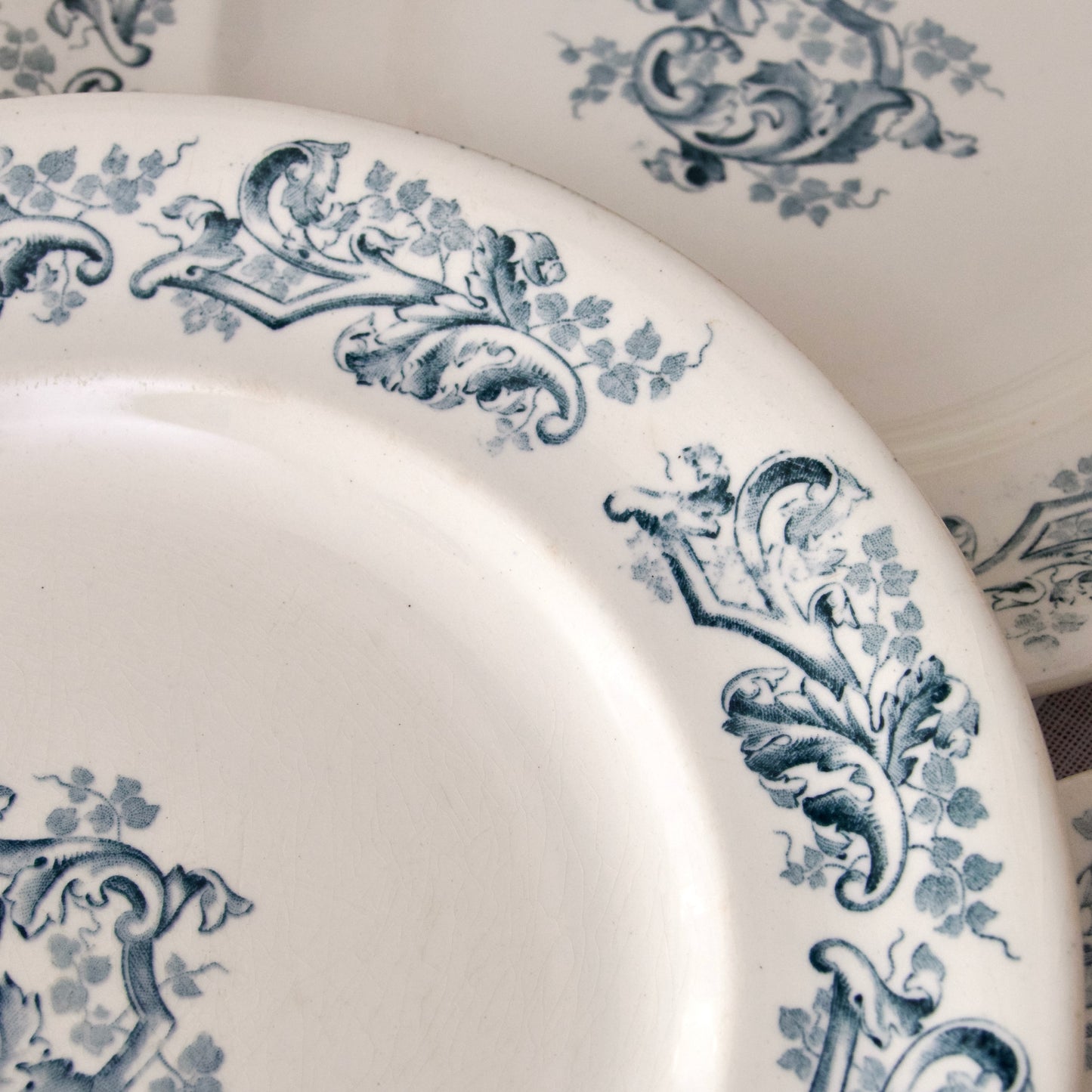5 assiettes terre de fer XIXe - Longwy "Russe"