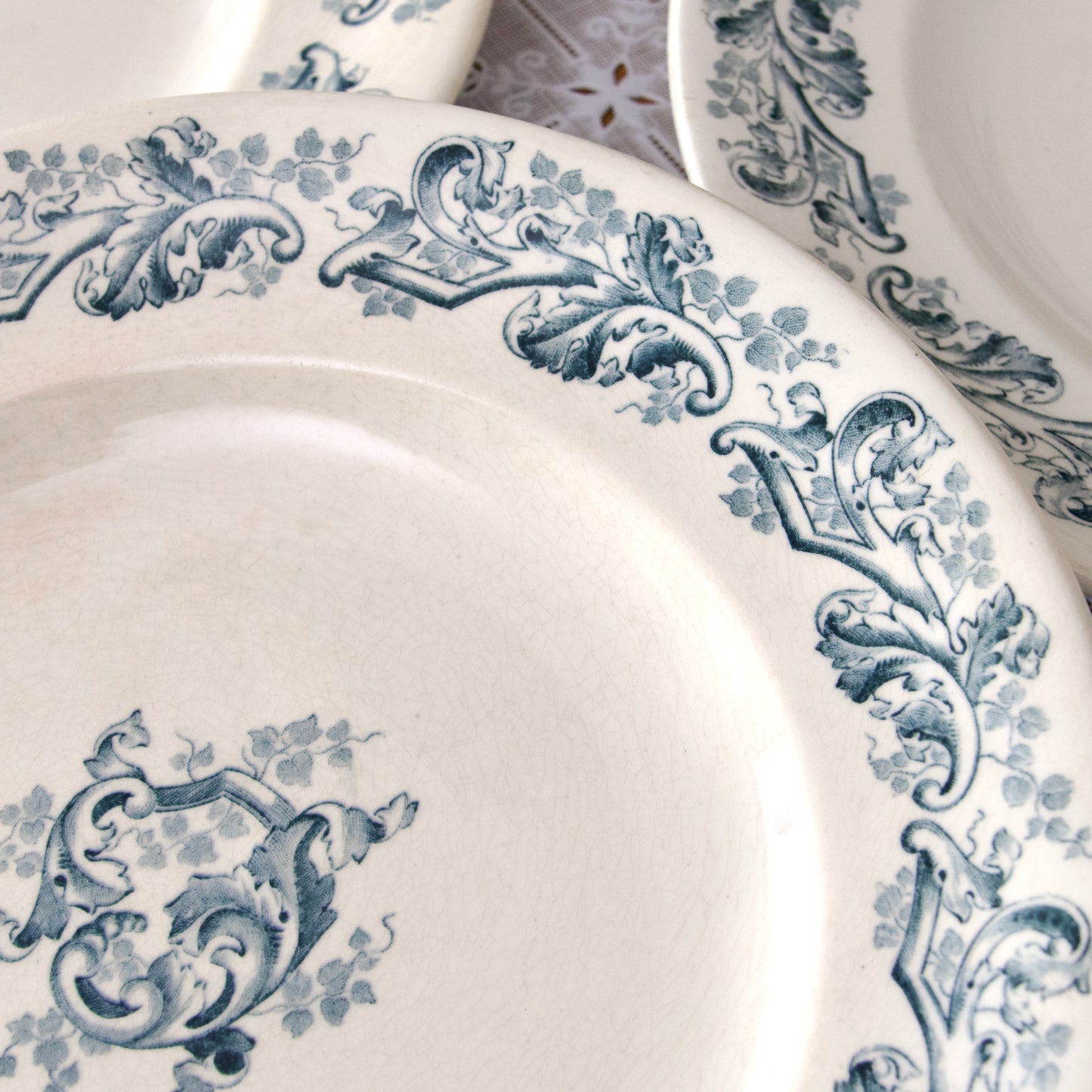 5 assiettes terre de fer XIXe - Longwy "Russe"