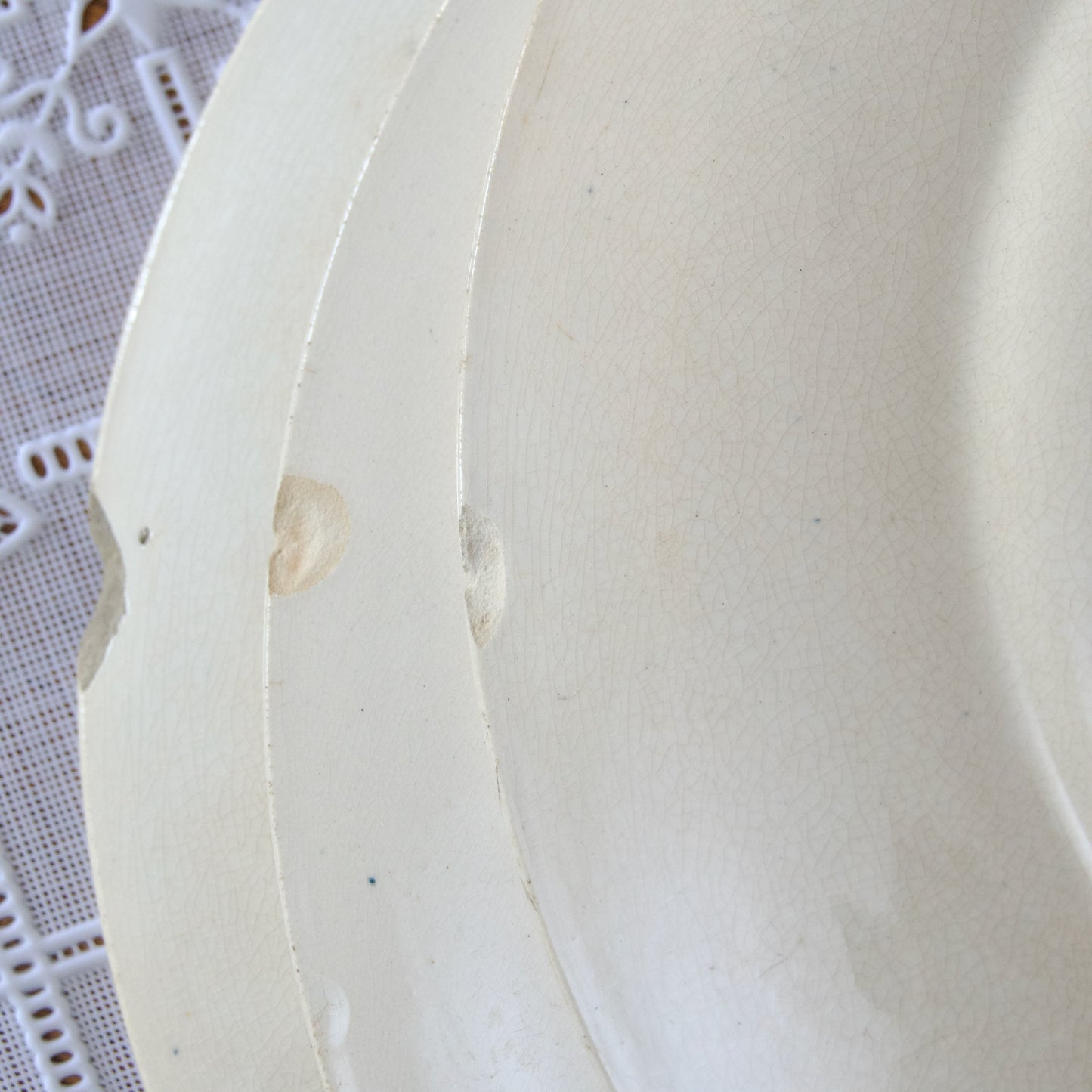 5 assiettes plates terre de fer Longwy "Russe"