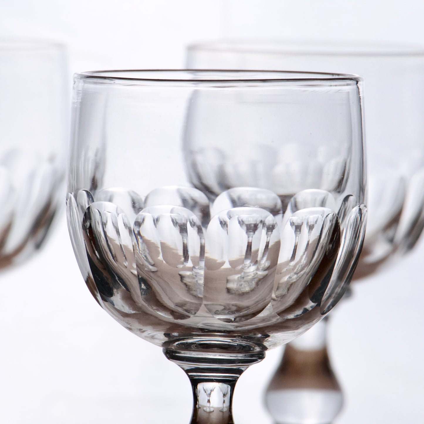 6 verres anciens soufflés bouche ciselure pétales