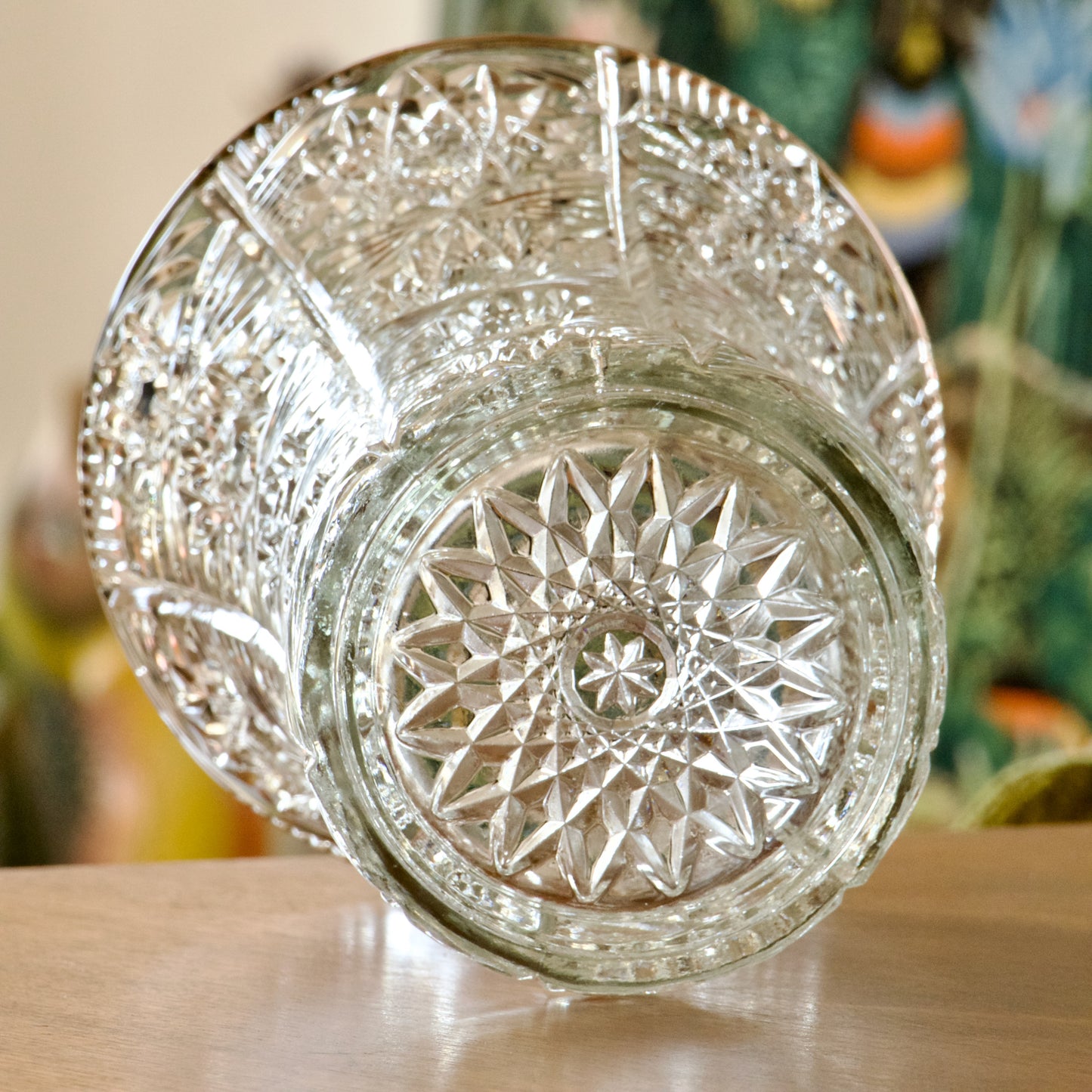 Grand vase ancien en cristal pressé dentelle de la reine