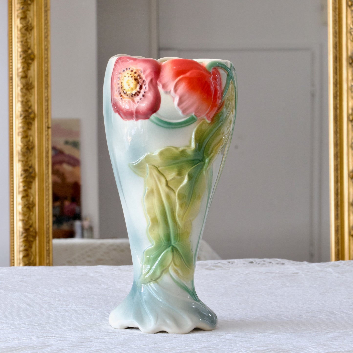 Grand vase St Clément "Anémones" en barbotine