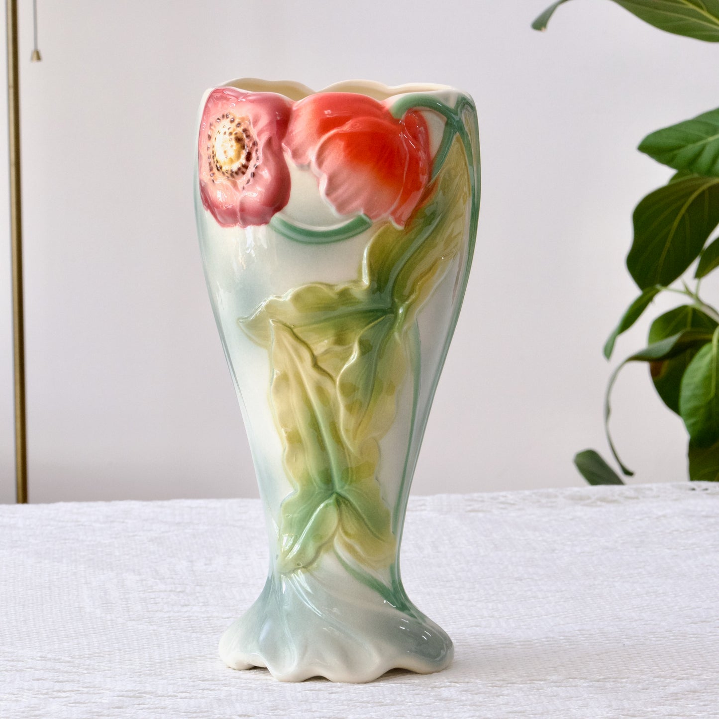 Grand vase St Clément "Anémones" en barbotine
