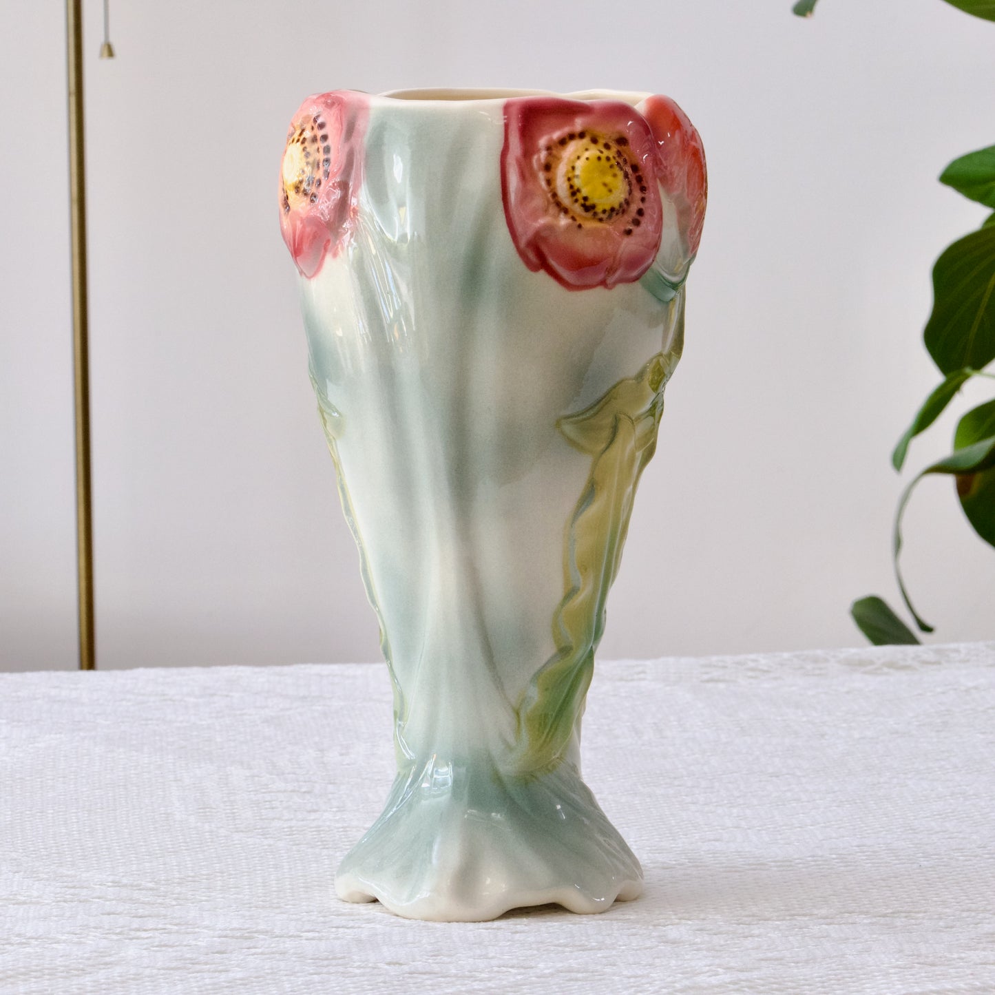 Grand vase St Clément "Anémones" en barbotine