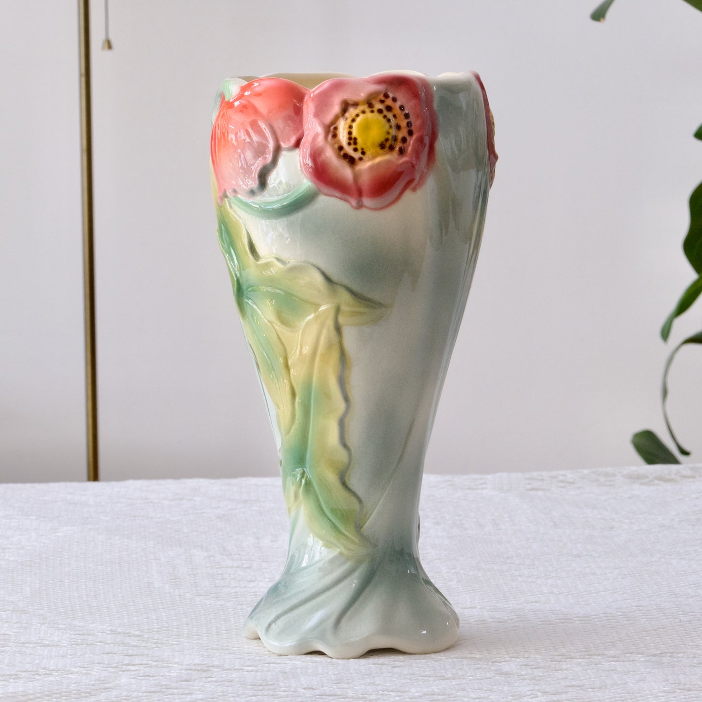 Grand vase St Clément "Anémones" en barbotine