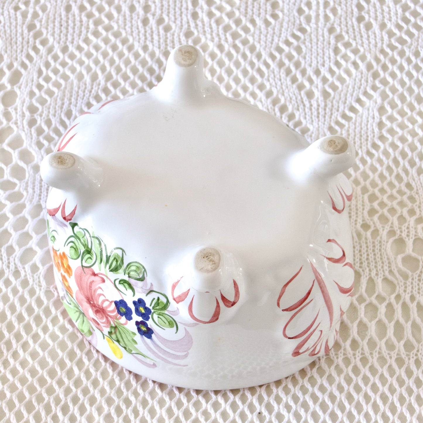 Boîte en porcelaine fleurie peinte à la main