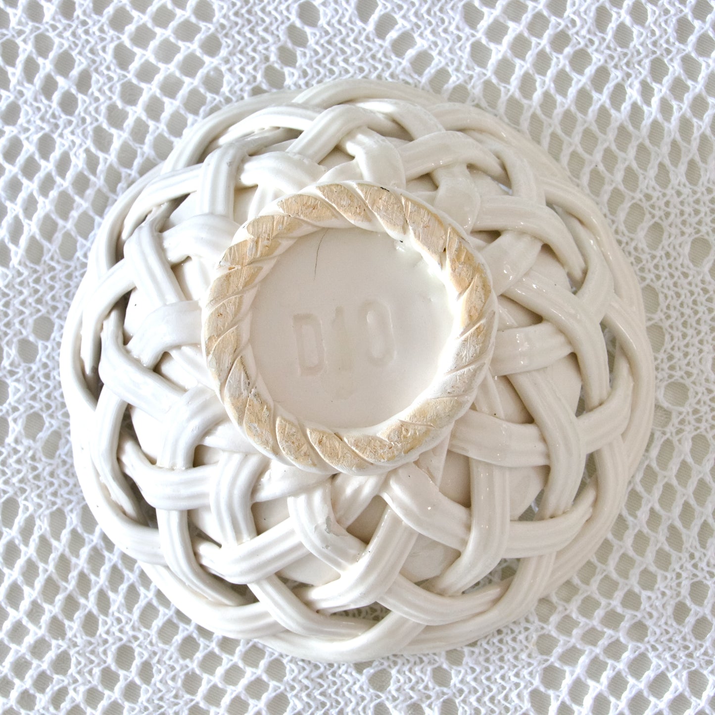 Petit panier ancien en céramique tressée