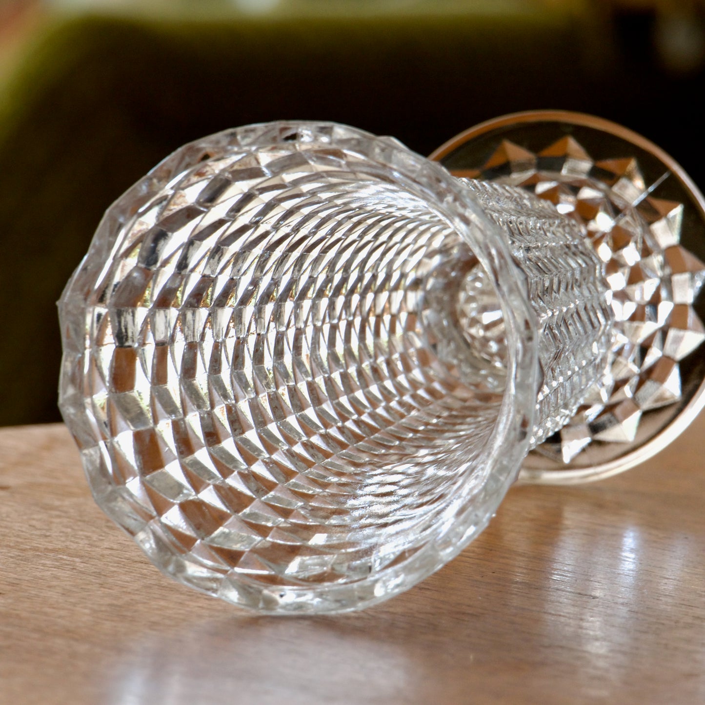 Vase vintage en verre moulé relief diamant