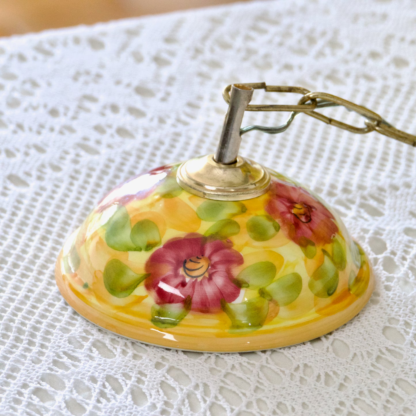 Plafonnier en faïence ajourée peint à la main - jaune et rose