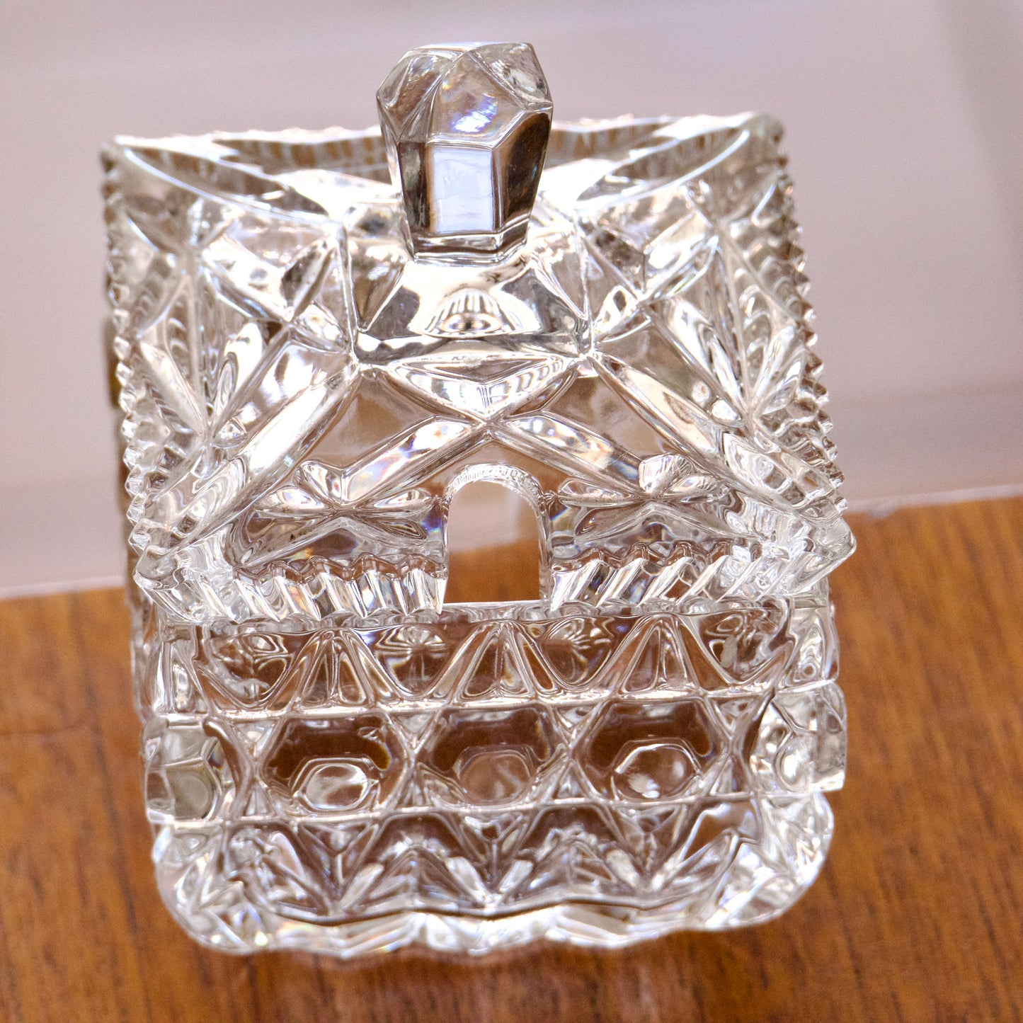 Petite boîte ancienne carrée en verre taillé