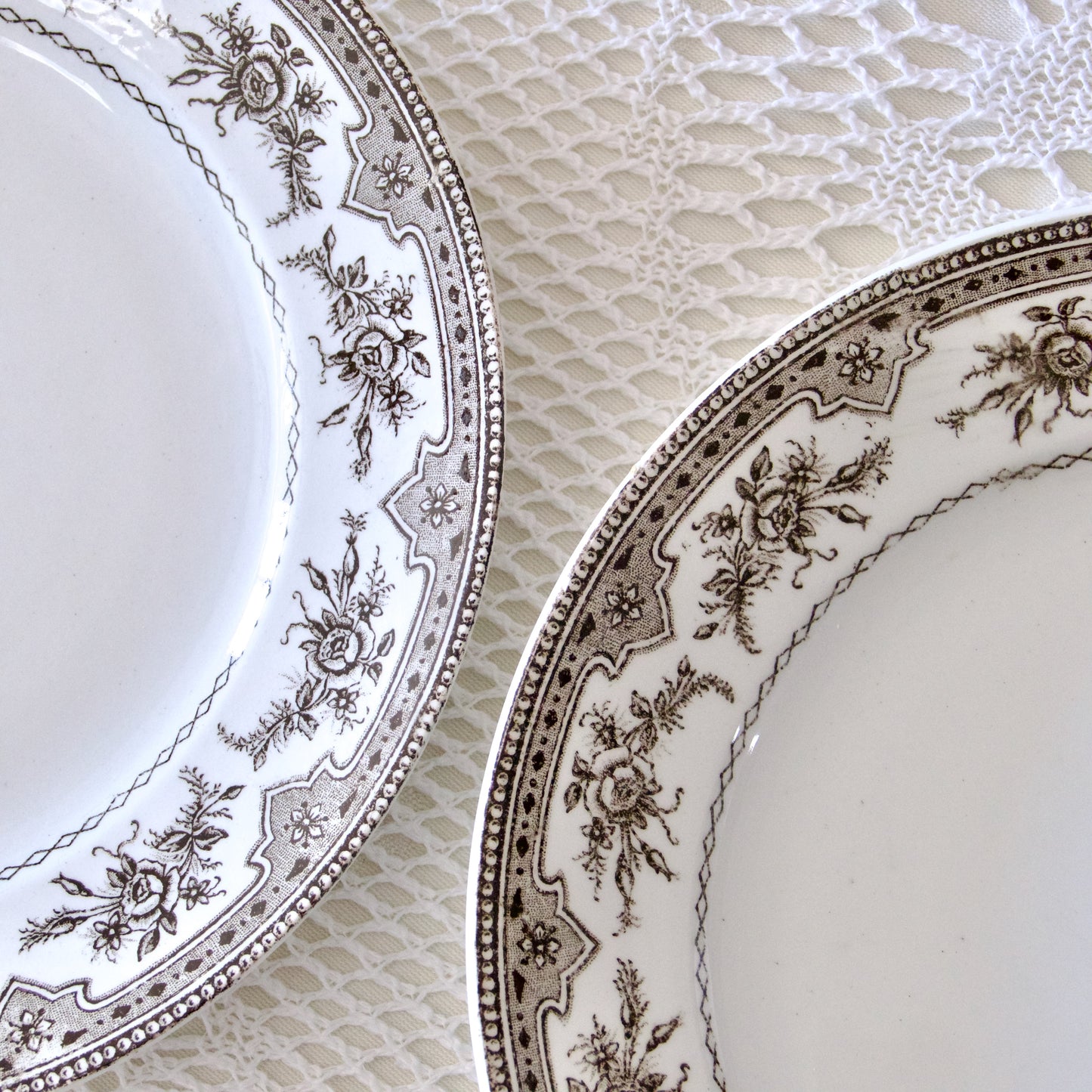 Assiettes à dessert Onnaing collection "Roses-Mousses" - terre de fer