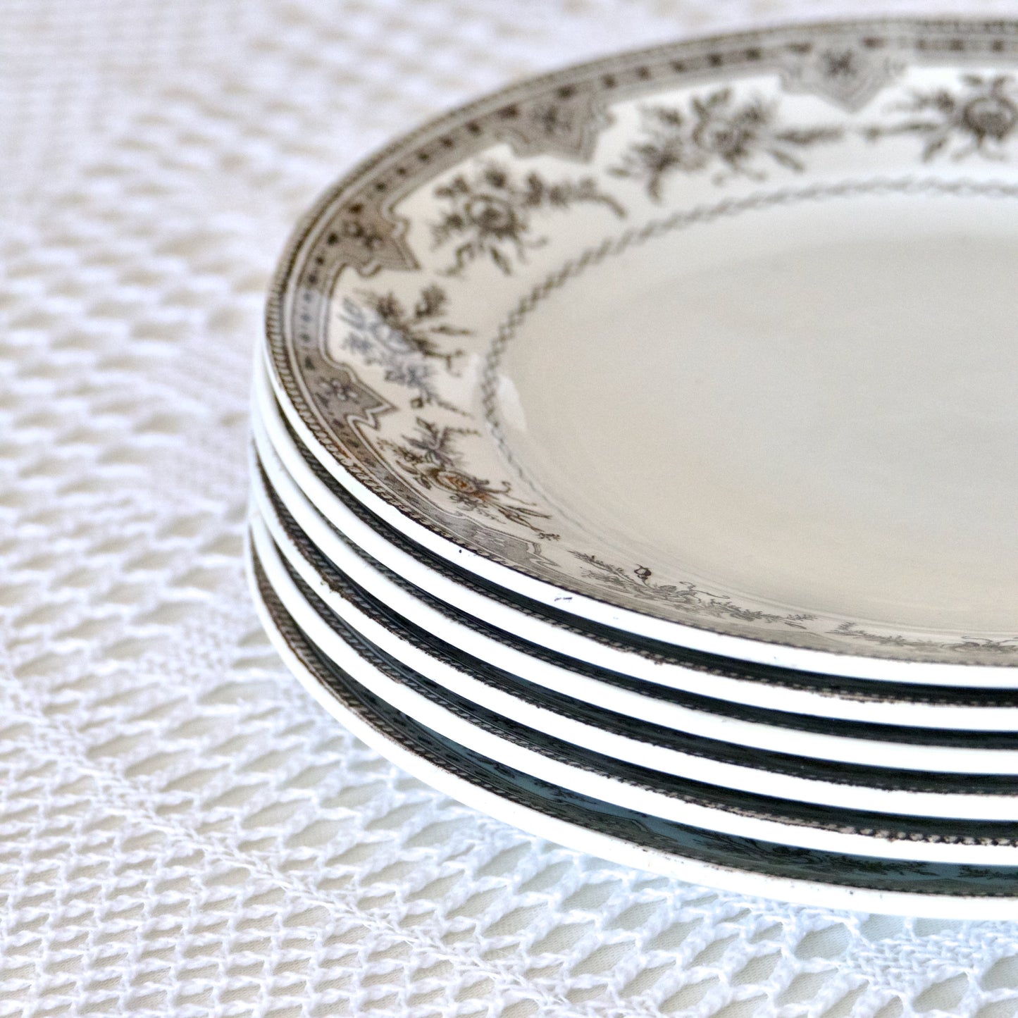 6 assiettes à dessert Onnaing "Roses-mousses" - terre de fer sépia