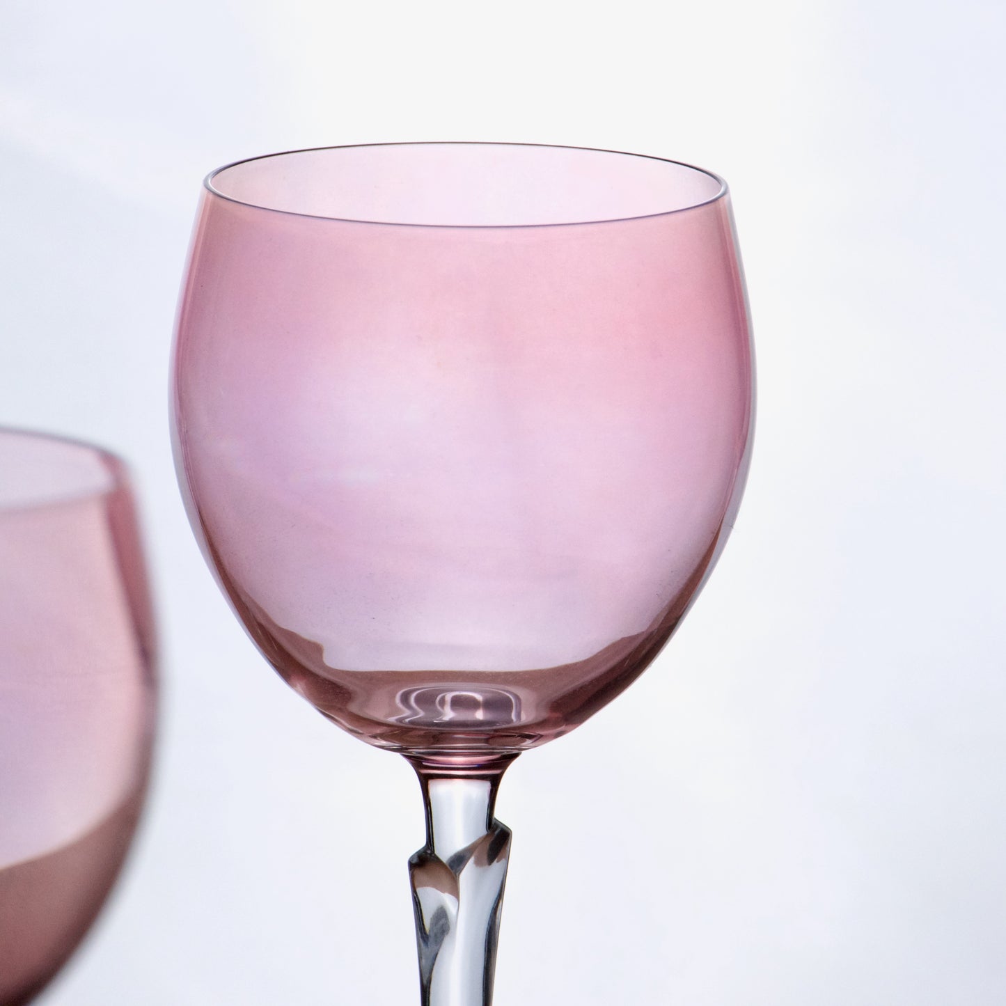 Grands verres à vin en cristal rose