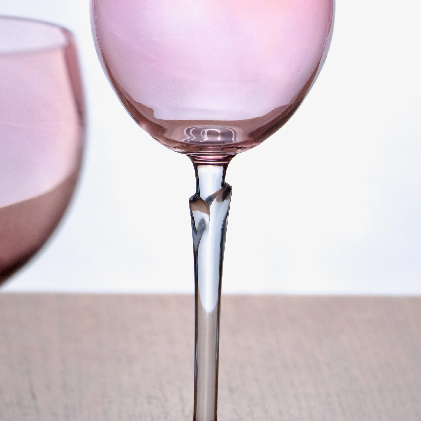 Grands verres à vin en cristal rose