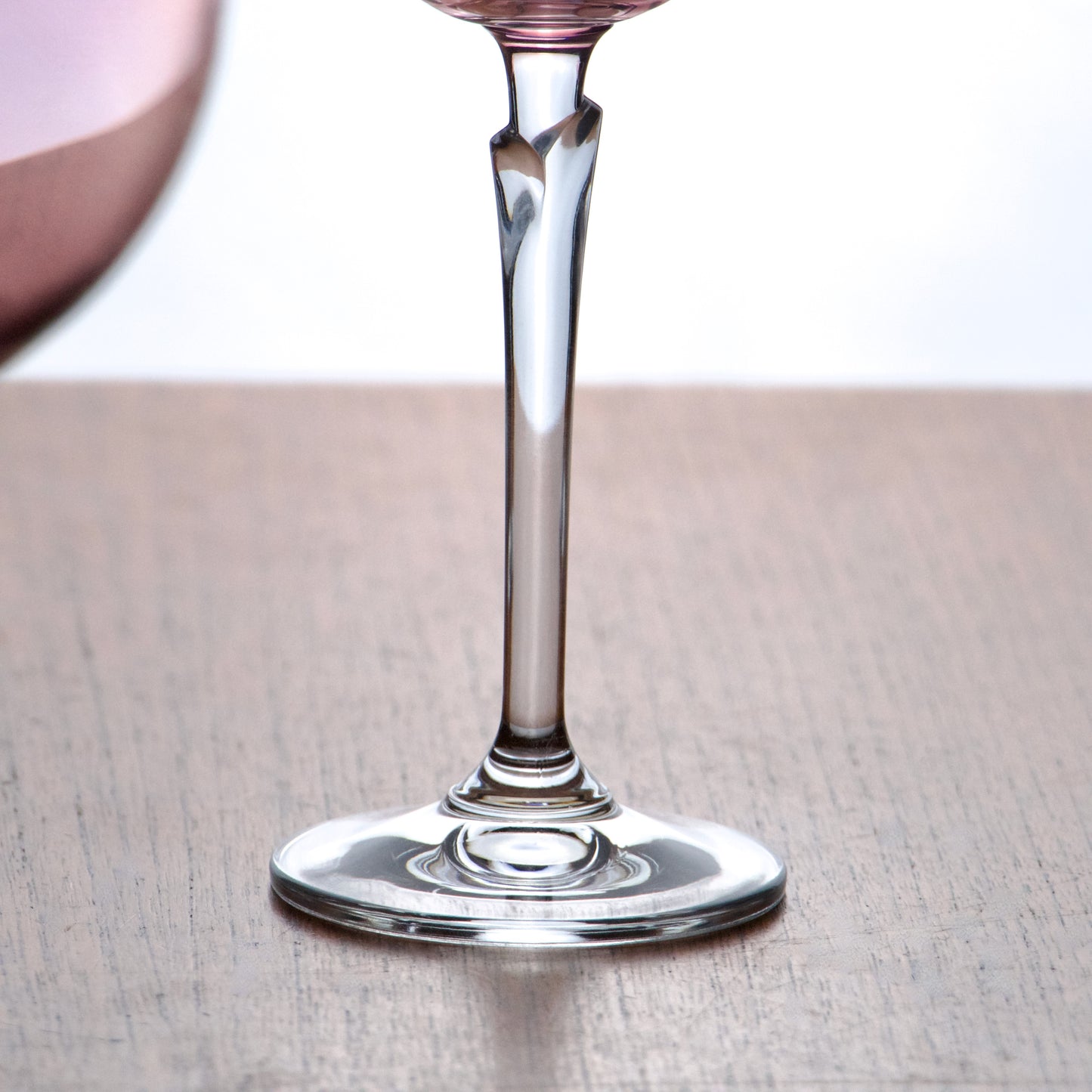 Grands verres à vin en cristal rose