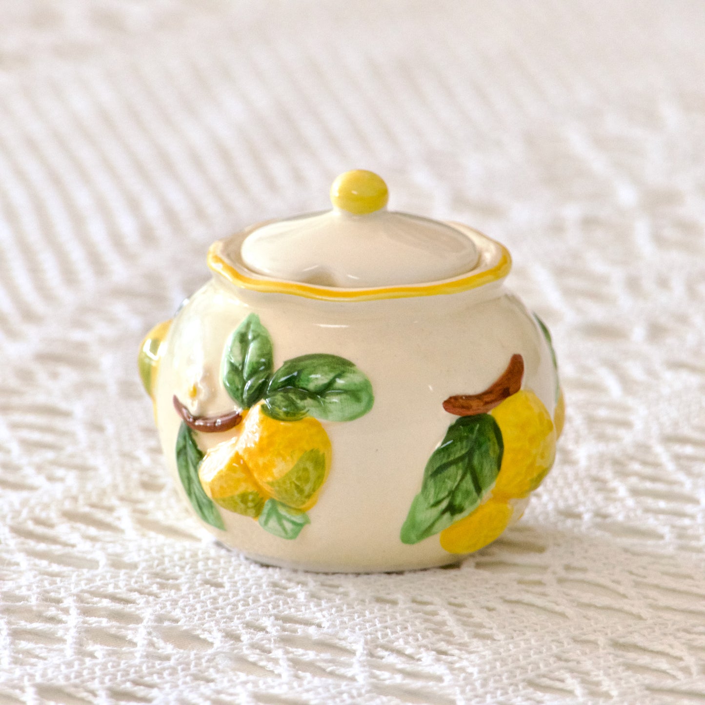 Petit sucrier en barbotine citron