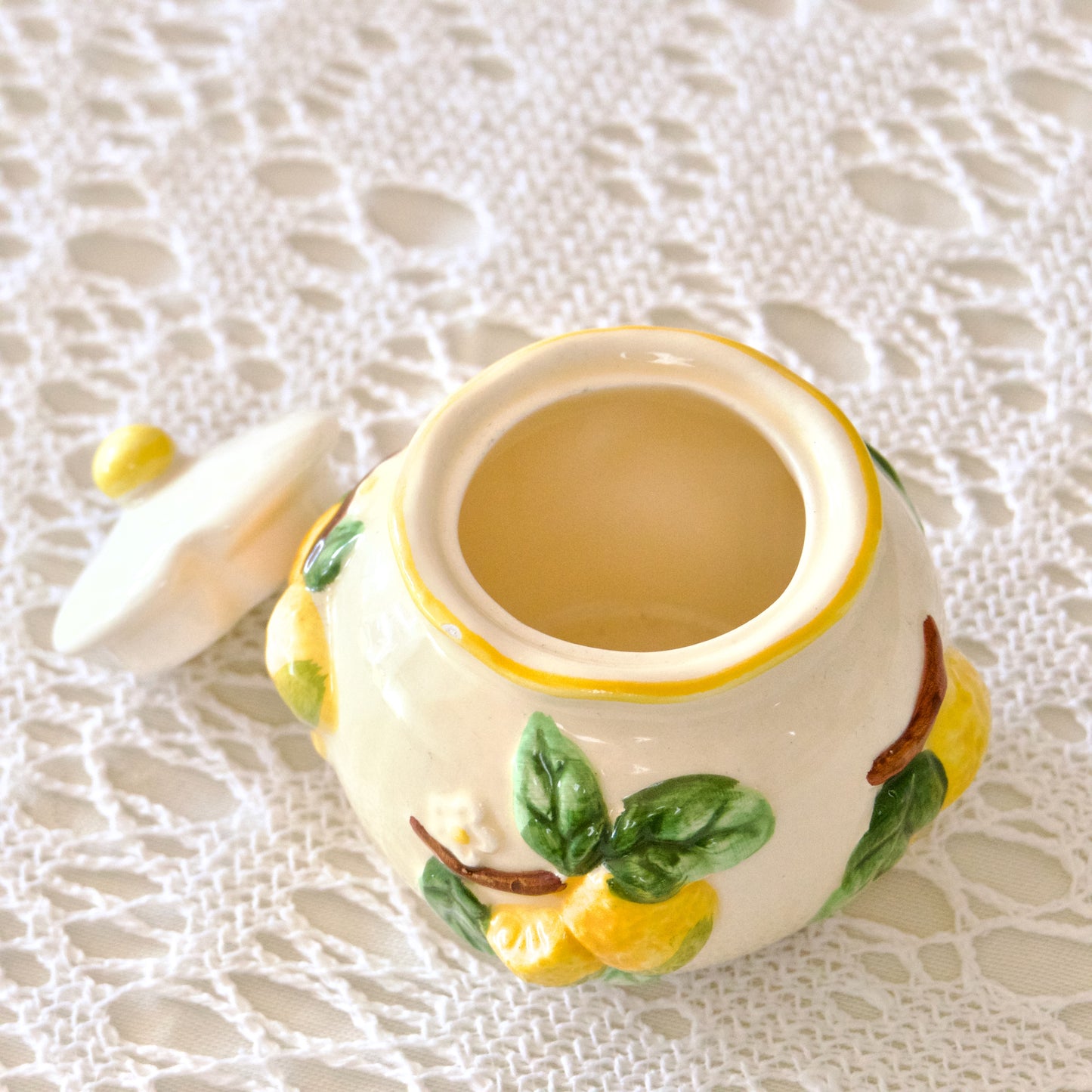 Petit sucrier en barbotine citron