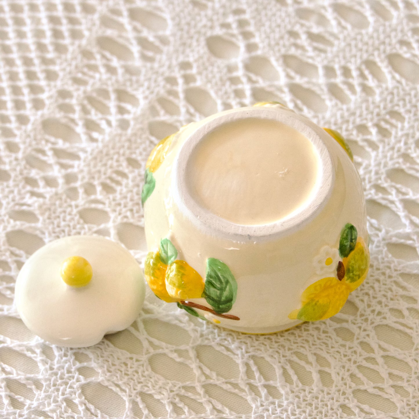 Petit sucrier en barbotine citron