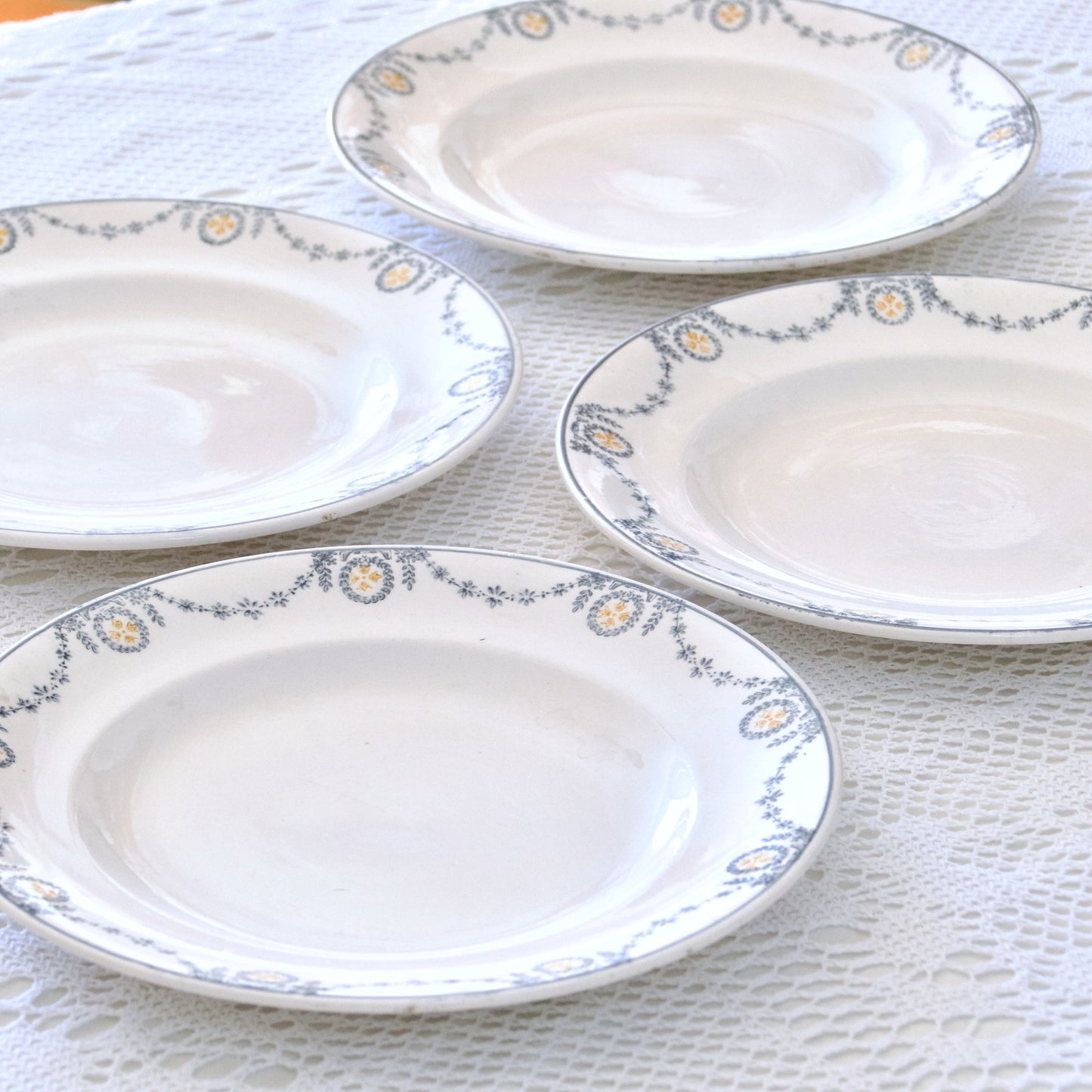4 grandes assiettes de Longwy "Moselle" - décor guirlandes