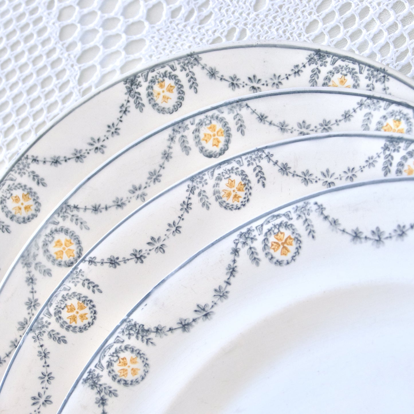 4 grandes assiettes de Longwy "Moselle" - décor guirlandes