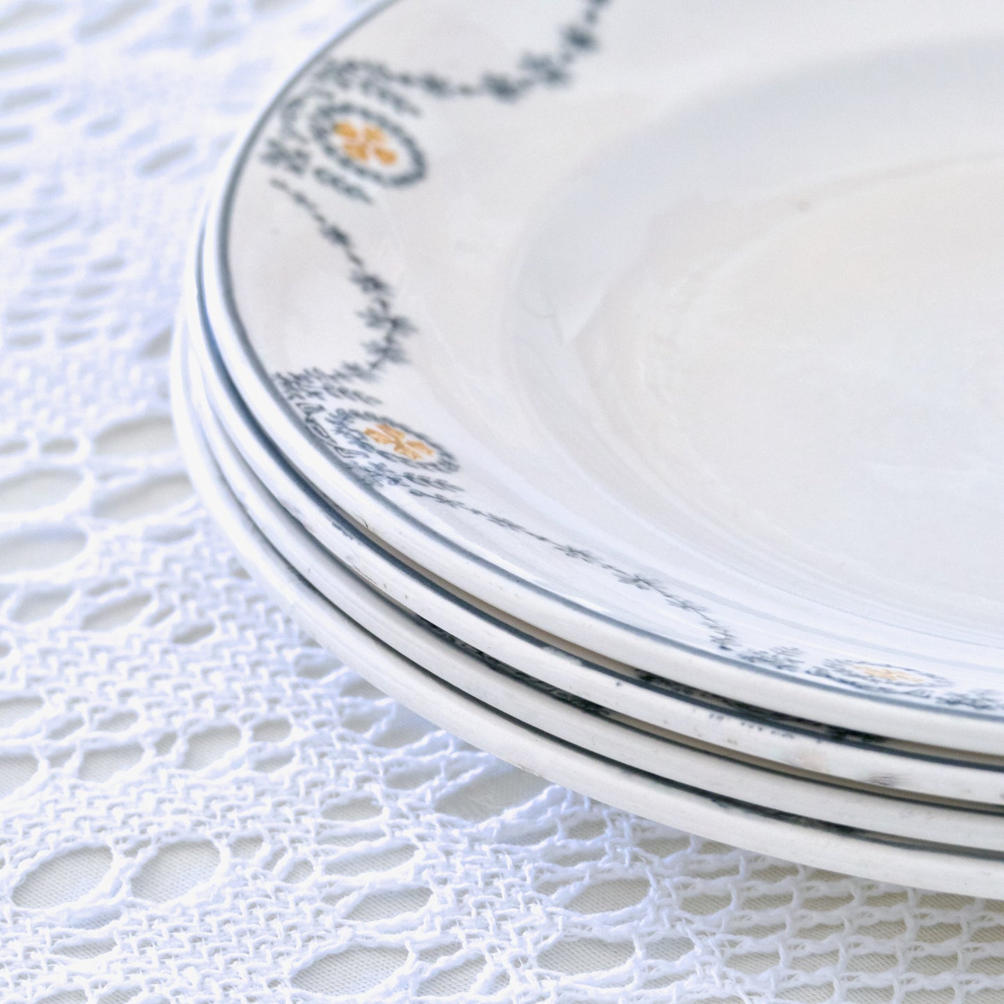 4 grandes assiettes de Longwy "Moselle" - décor guirlandes