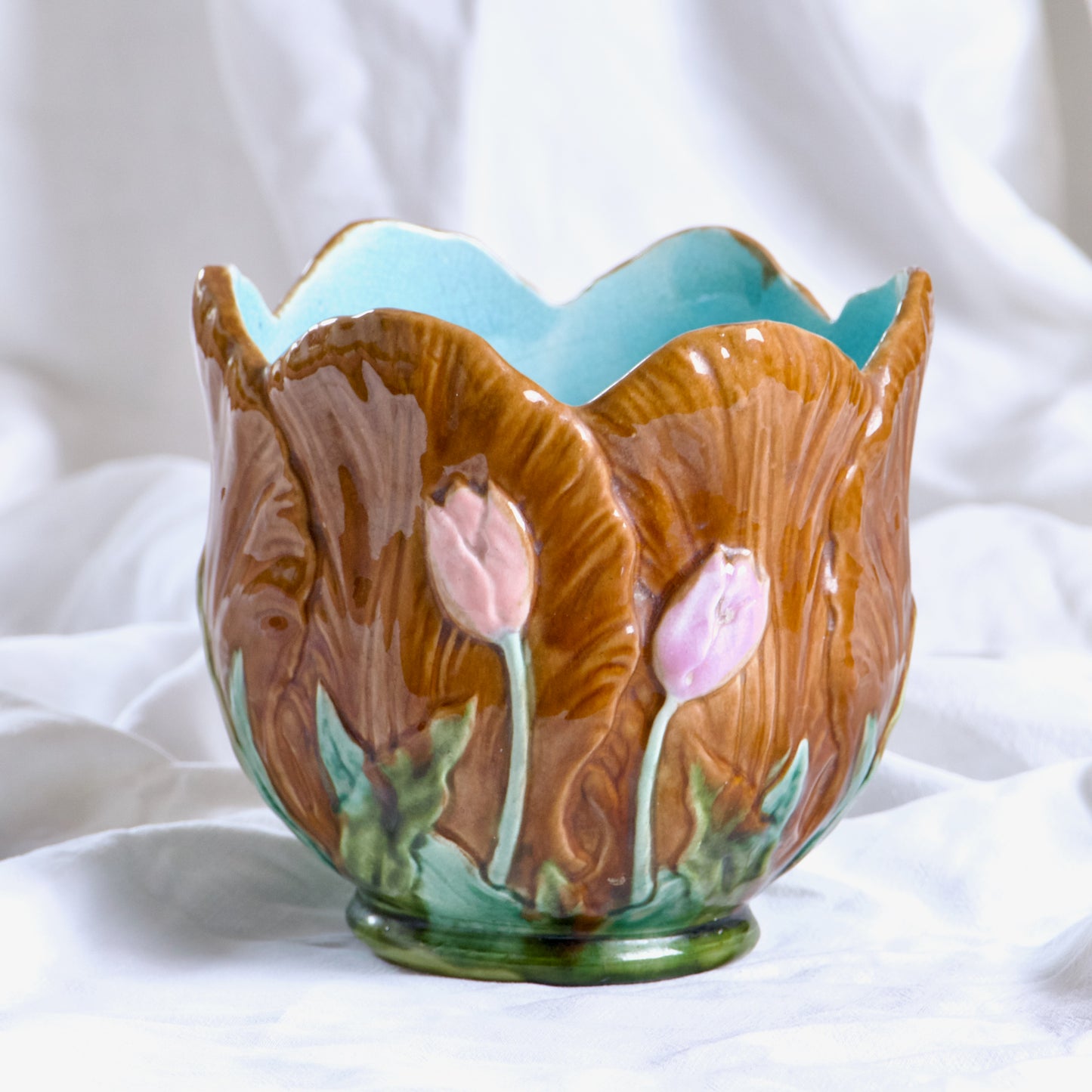 Petit cache-pot XIXe en barbotine Art Nouveau décor tulipes