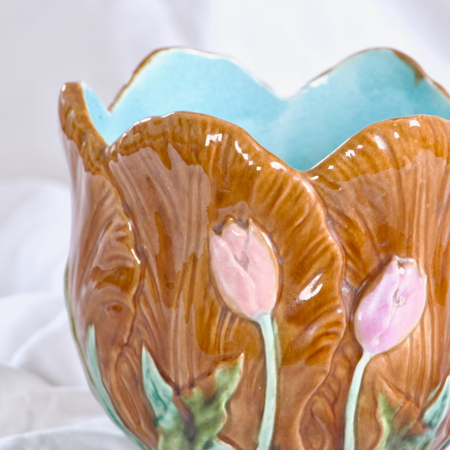 Petit cache-pot XIXe en barbotine Art Nouveau décor tulipes