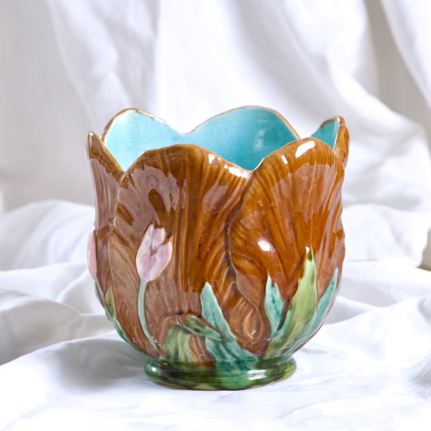 Petit cache-pot XIXe en barbotine Art Nouveau décor tulipes