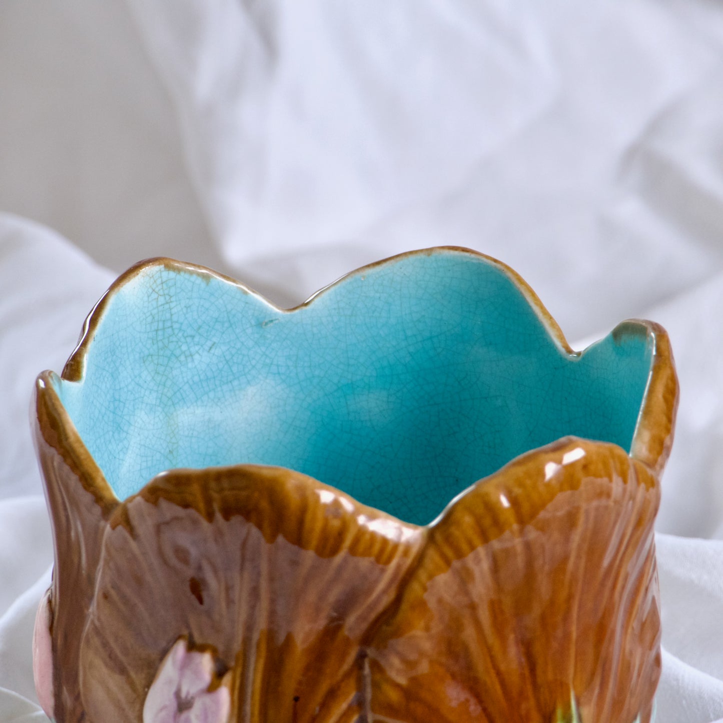 Petit cache-pot XIXe en barbotine Art Nouveau décor tulipes