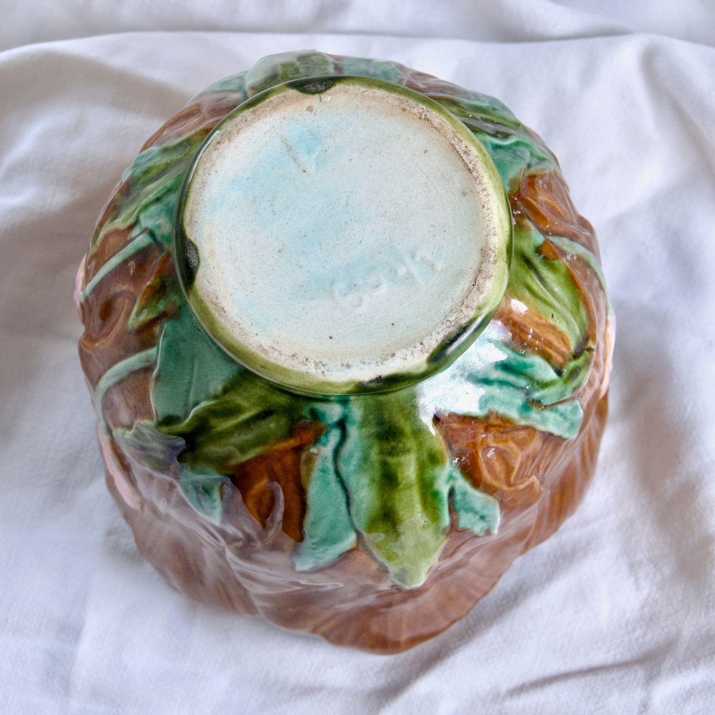 Petit cache-pot XIXe en barbotine Art Nouveau décor tulipes