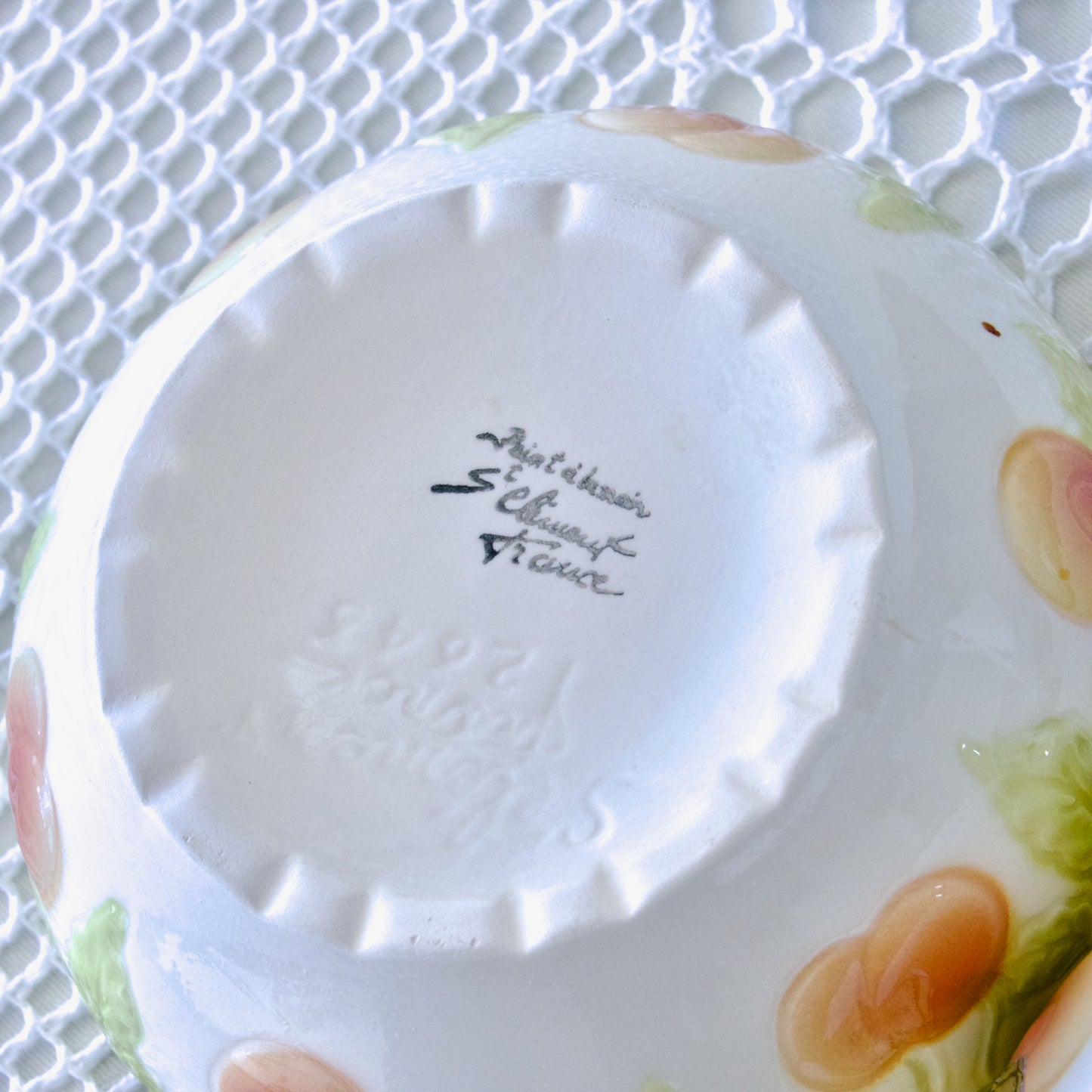 Duo de bols anciens en barbotine de St Clément, décor cerises