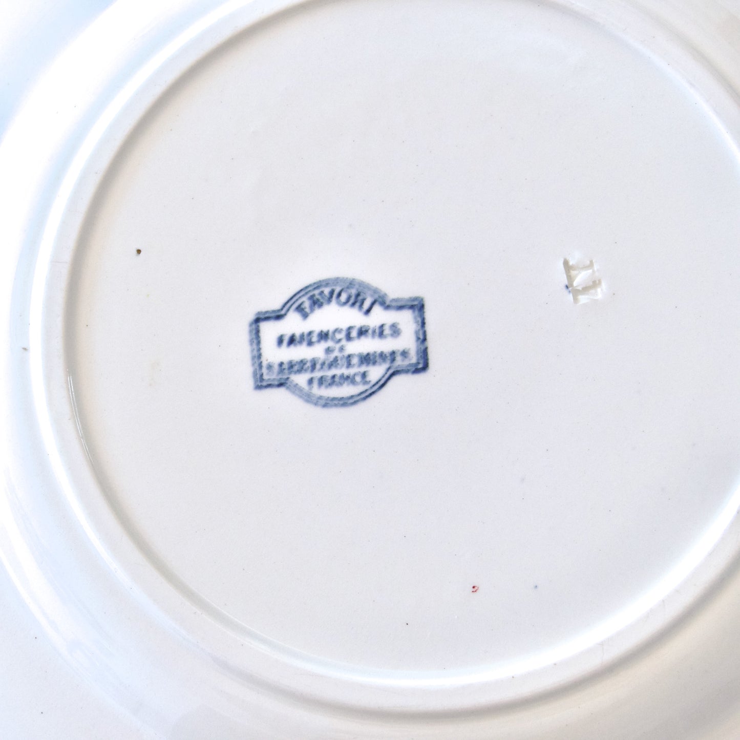 Plat rond ancien Sarreguemines "Favori" - terre de fer