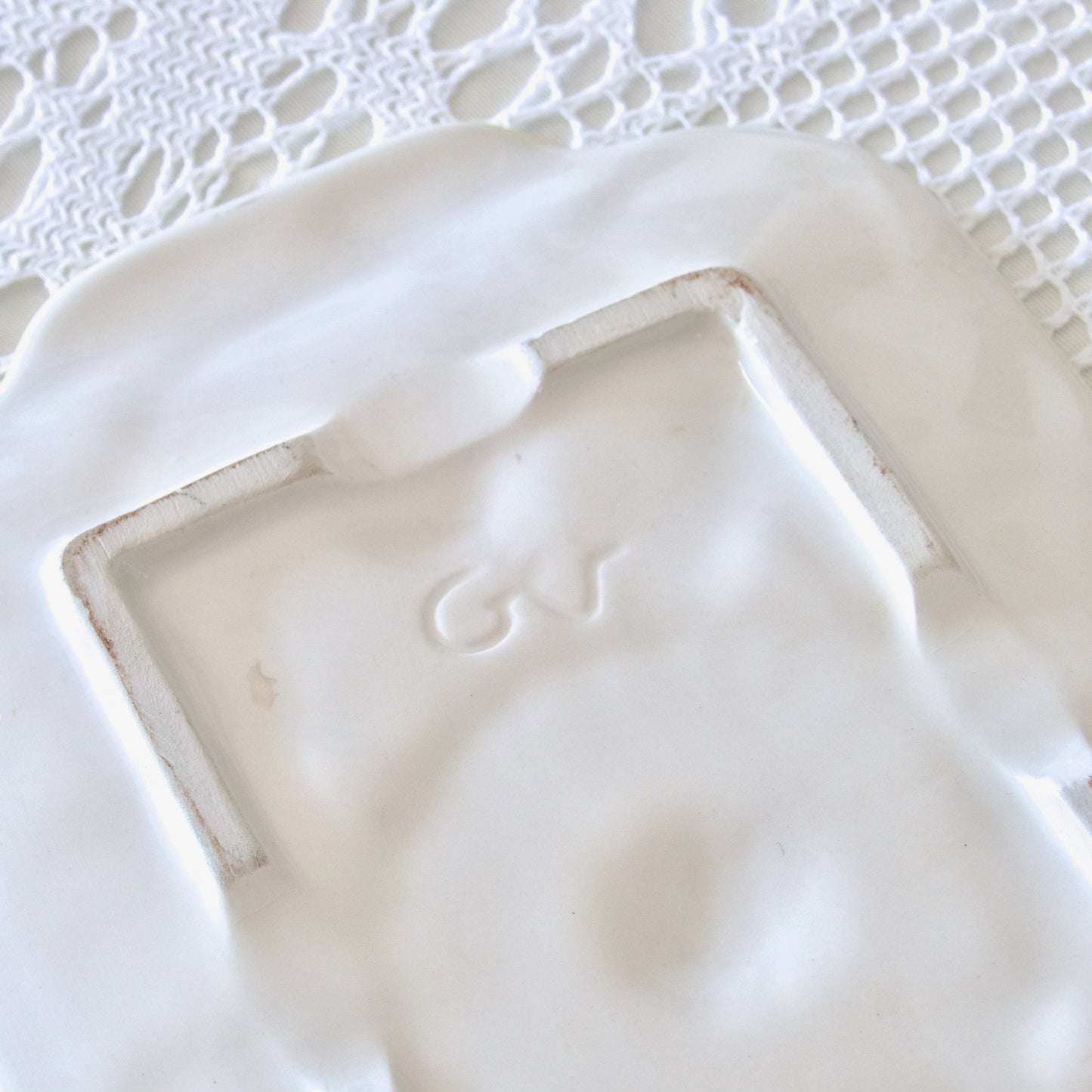 Grand plat à cake en barbotine fruits exotiques, signé GV