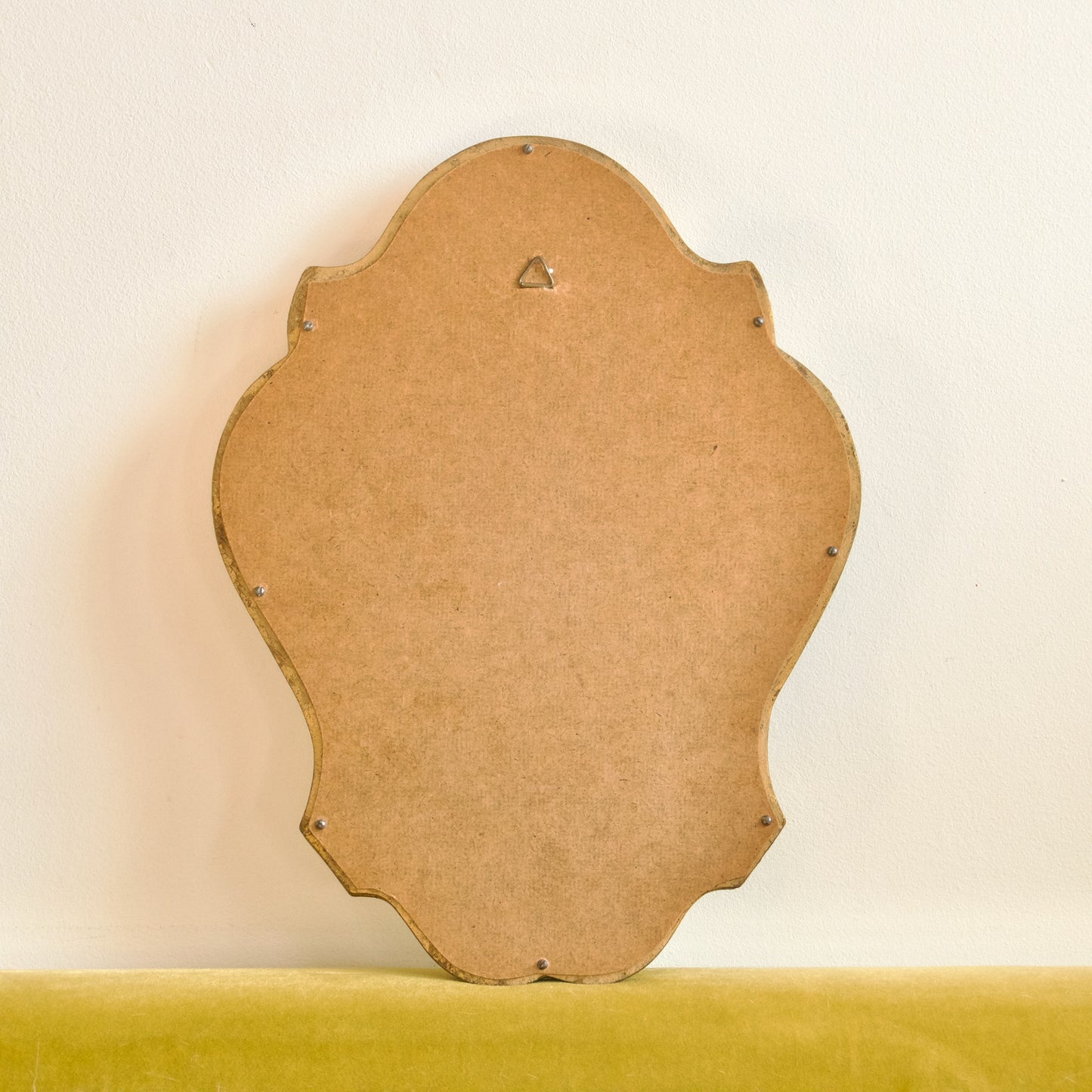 Petit miroir chantourné en bois doré à la feuille d'or