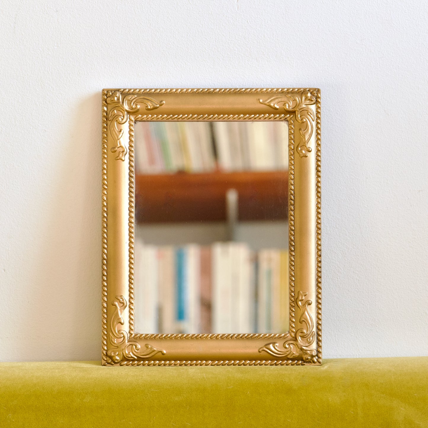 Petit miroir doré vintage rectangulaire à moulures