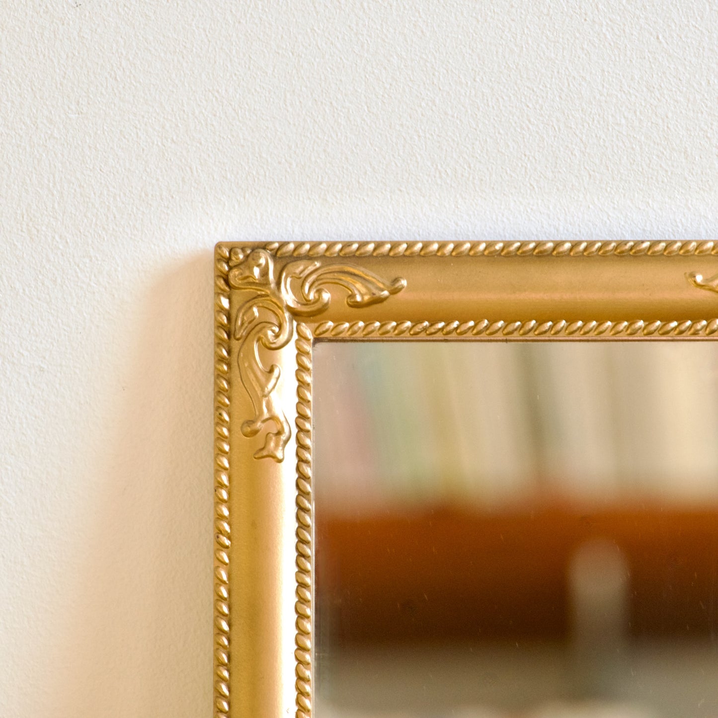 Petit miroir doré vintage rectangulaire à moulures