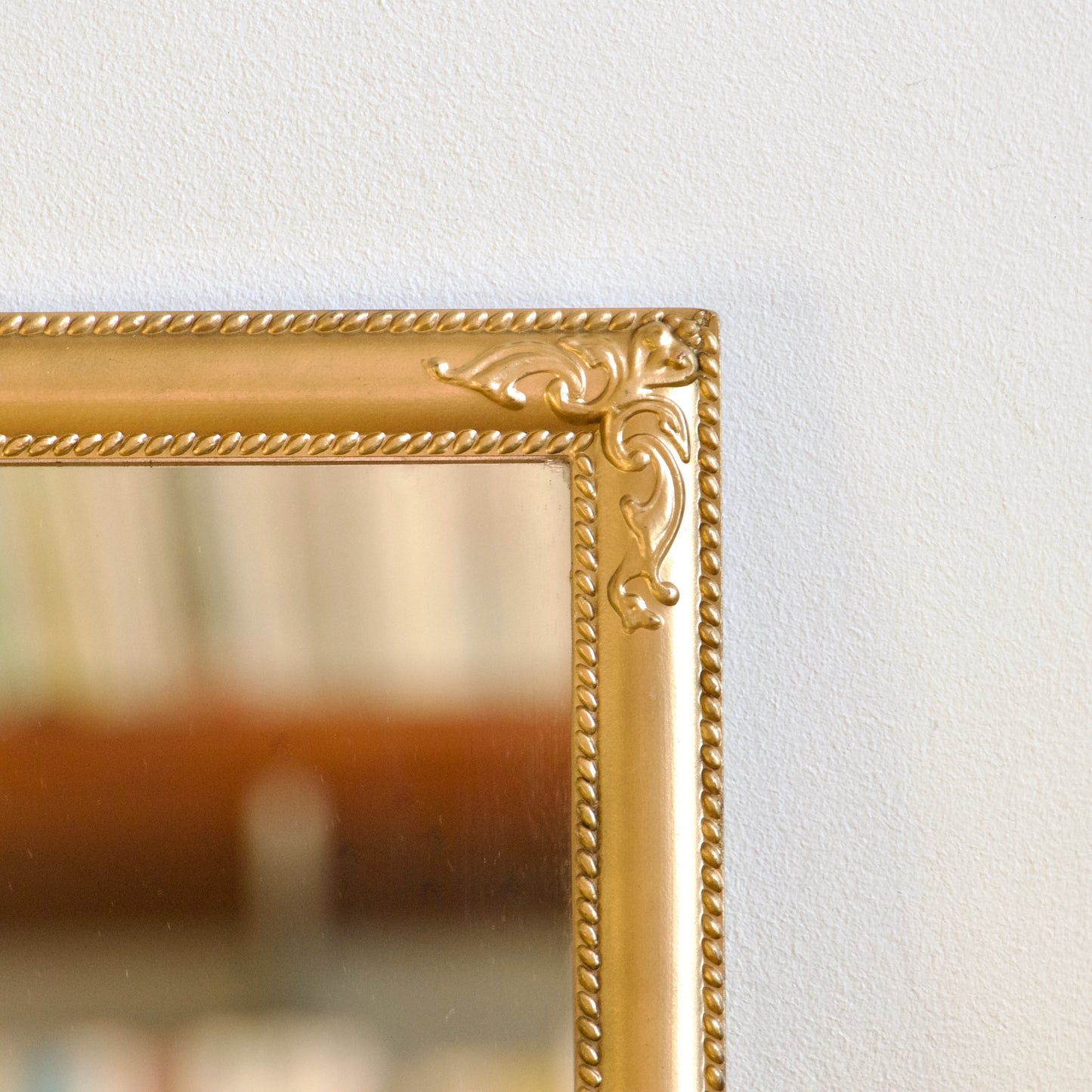 Petit miroir doré vintage rectangulaire à moulures