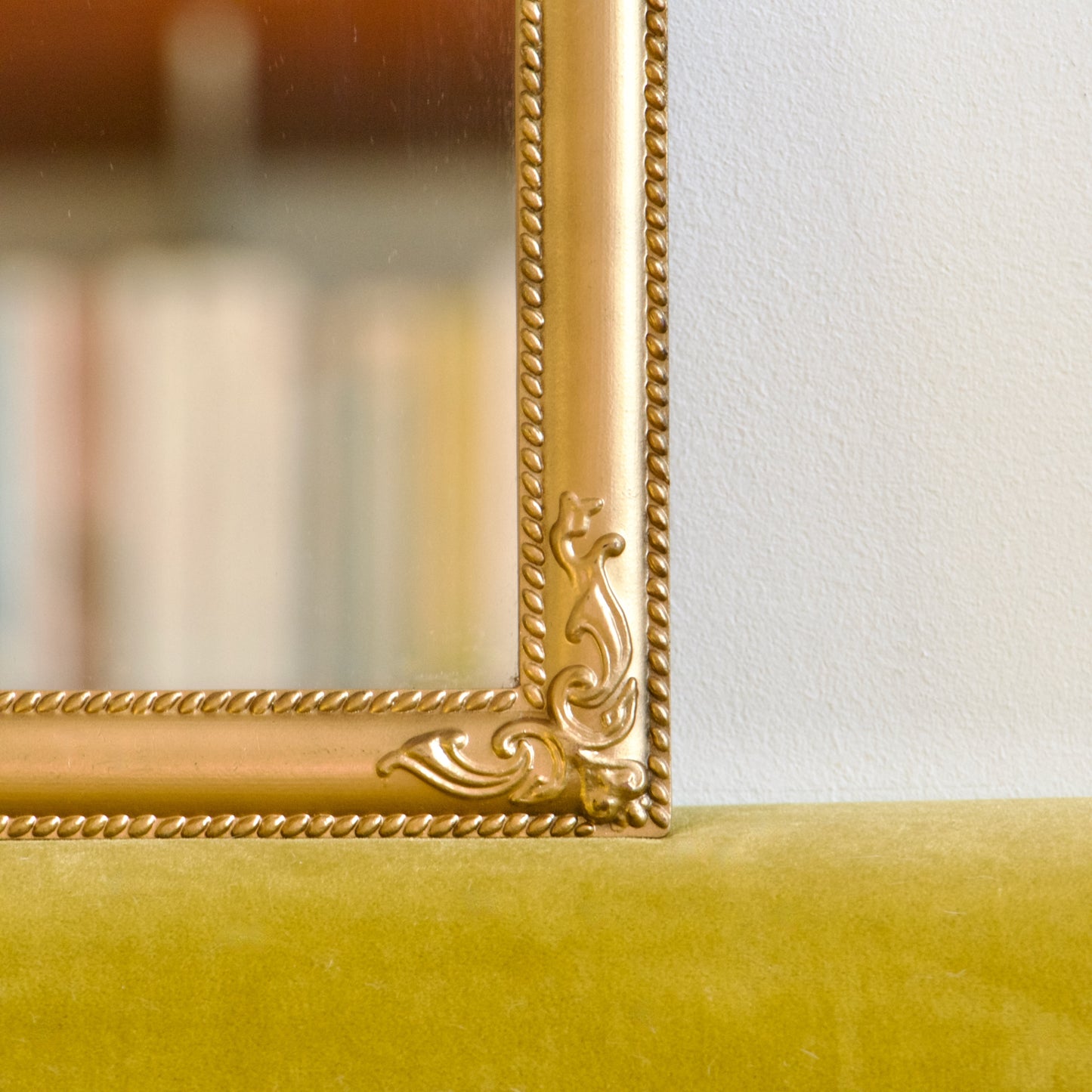Petit miroir doré vintage rectangulaire à moulures