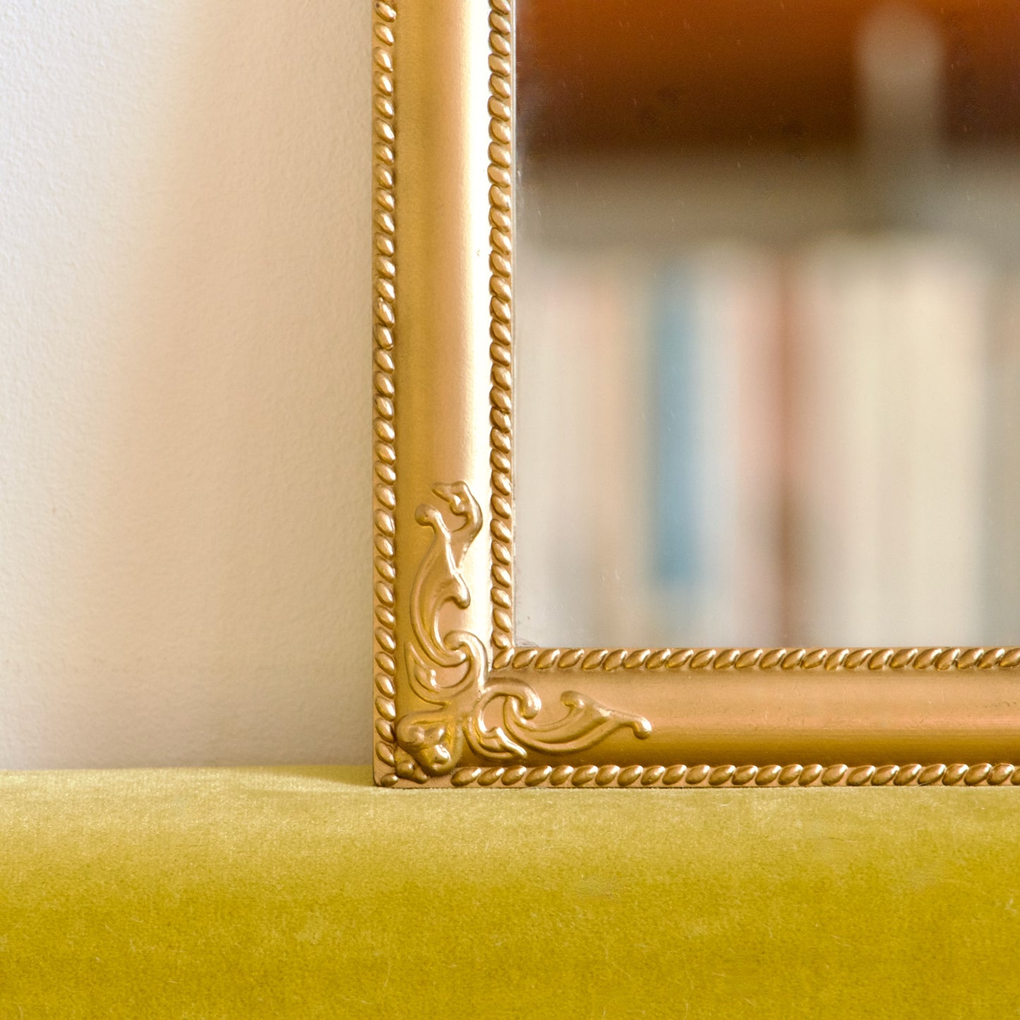 Petit miroir doré vintage rectangulaire à moulures