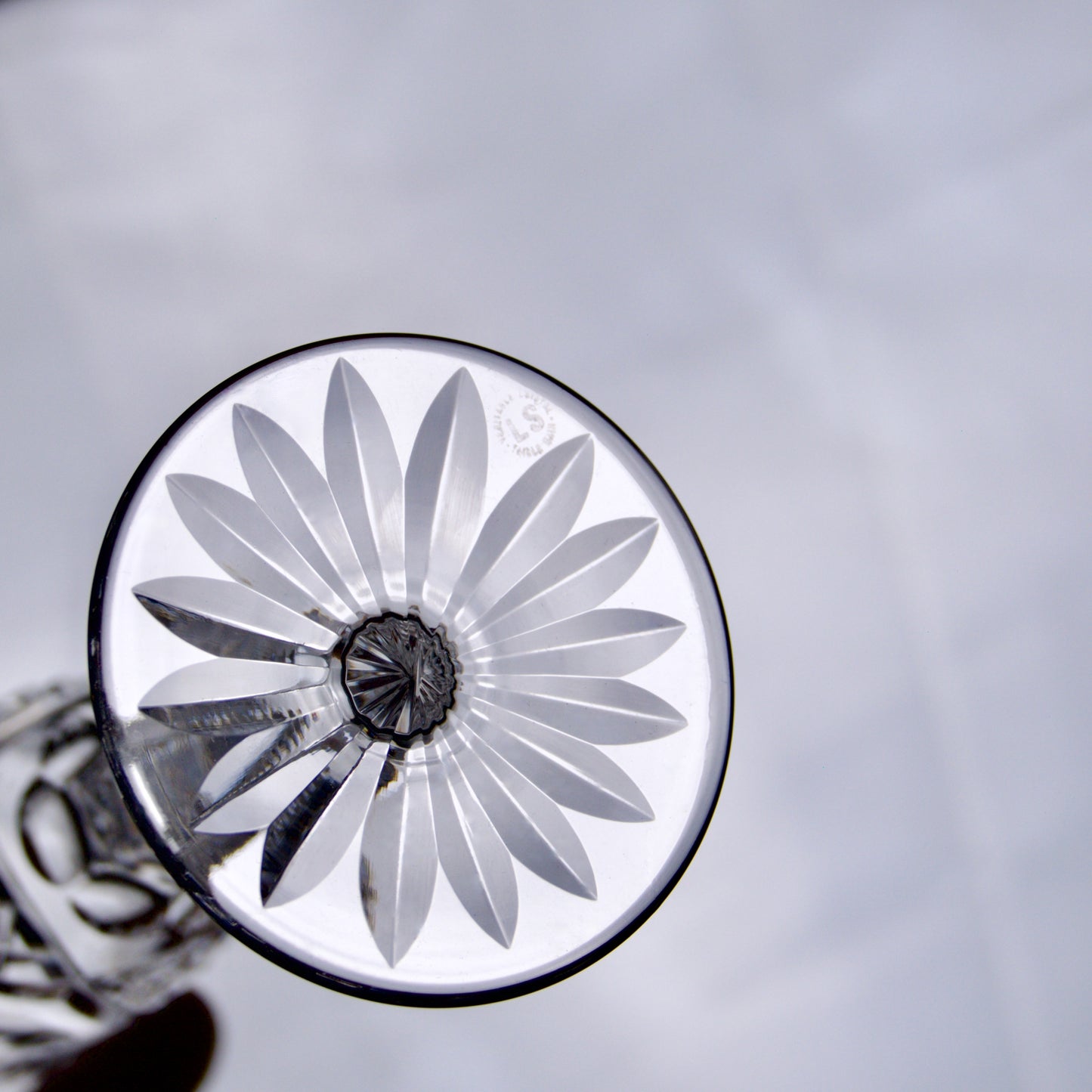 6 flûtes à Champagne en cristal taillé main signées LS