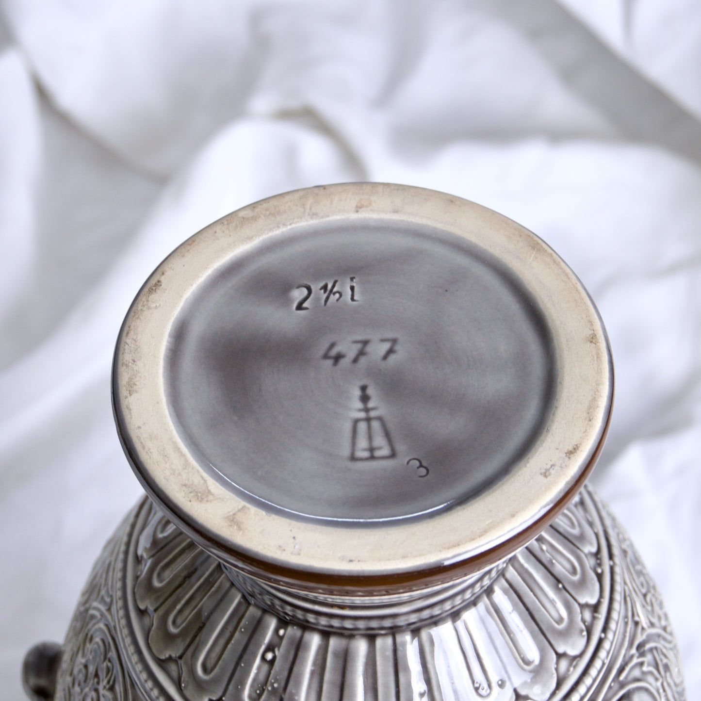 Grande carafe XIXe circa 1840 en barbotine