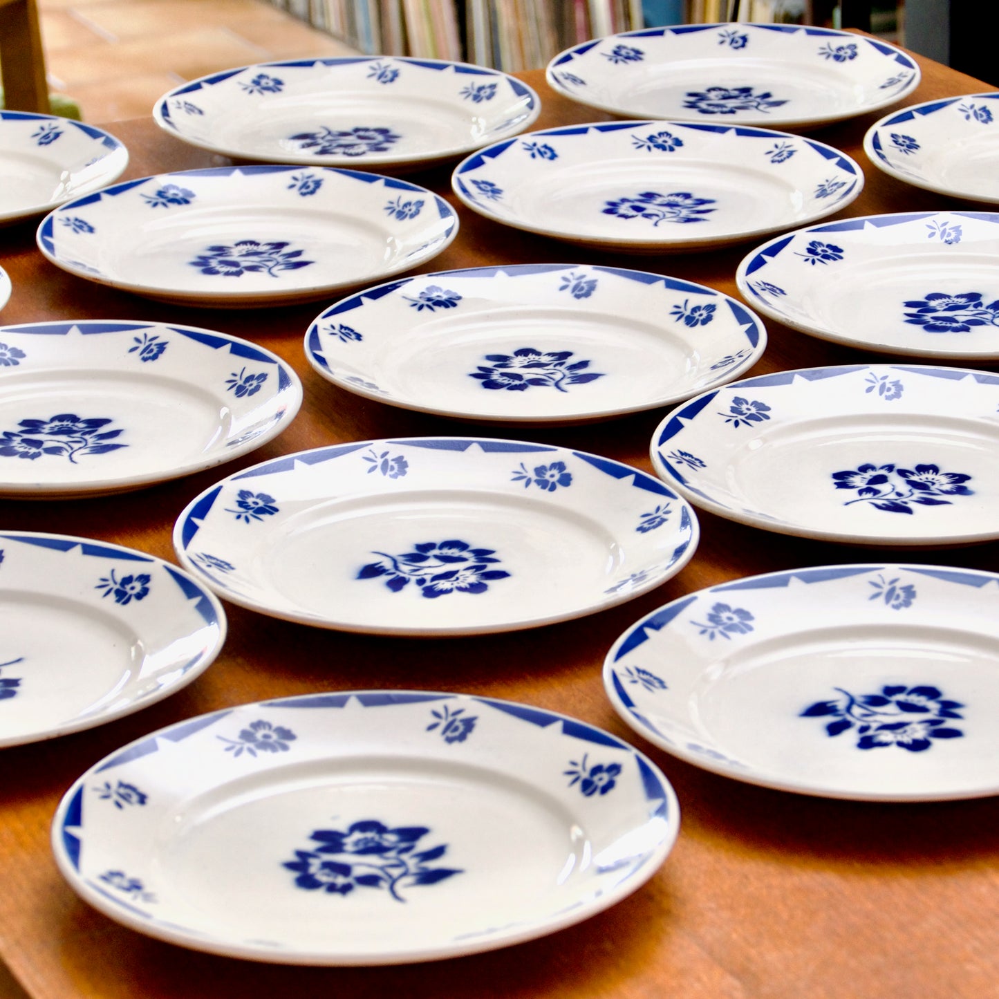 19 assiettes plates anciennes Badonviller "Madelon"