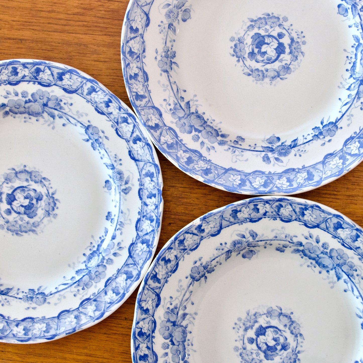 9 assiettes à dessert XIXe siècle, Creil & Montereau collection "Vigne"