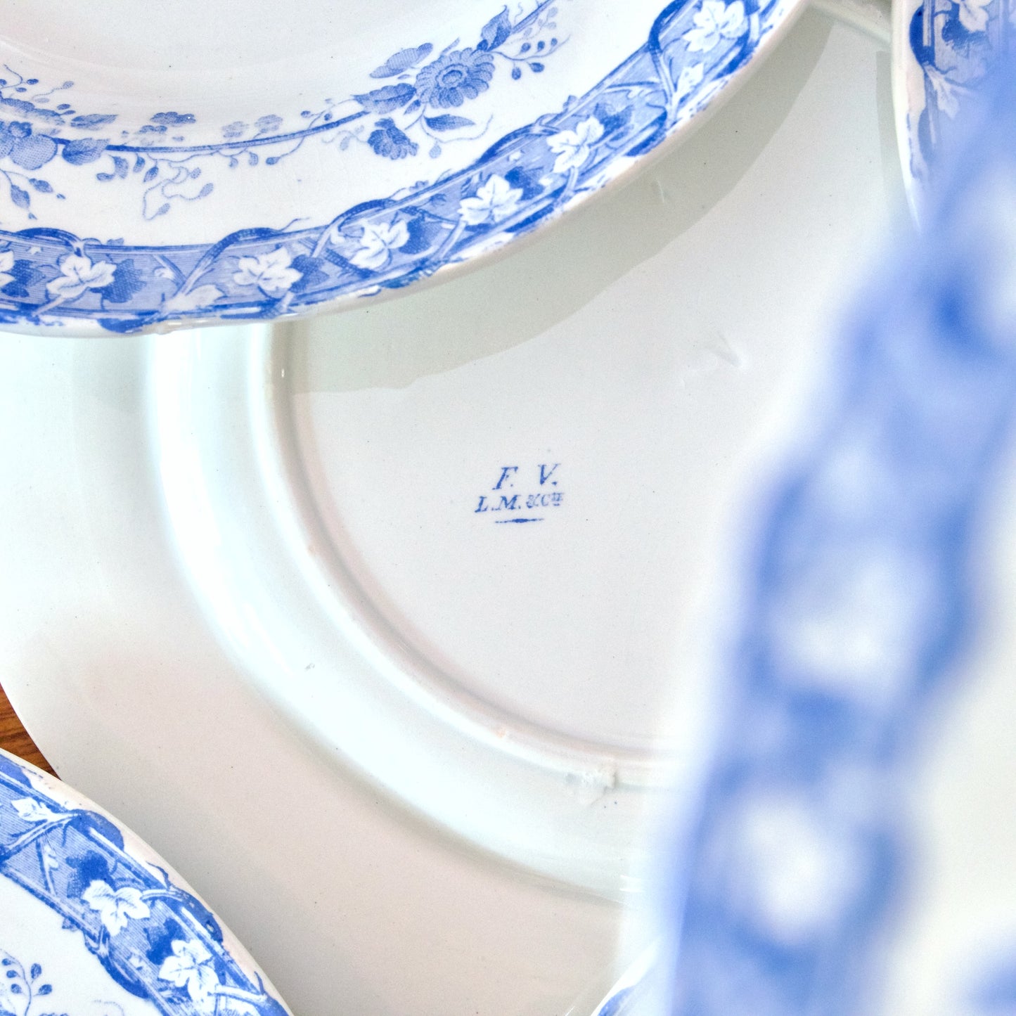 8 assiettes plates XIXe 1840 - 1876 Creil & Montereau collection "Vigne"