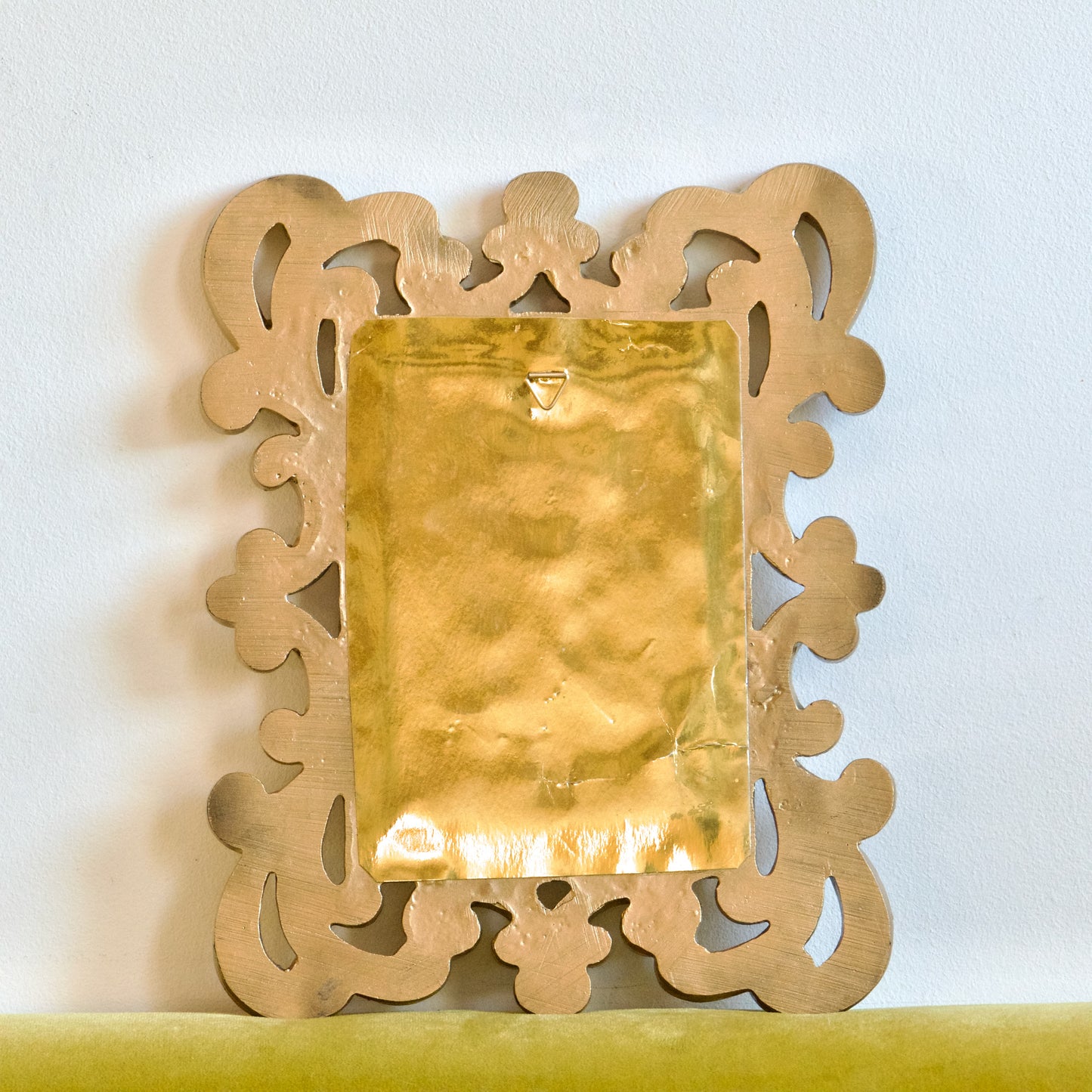 Petit miroir doré en arabesques ajourées perlées