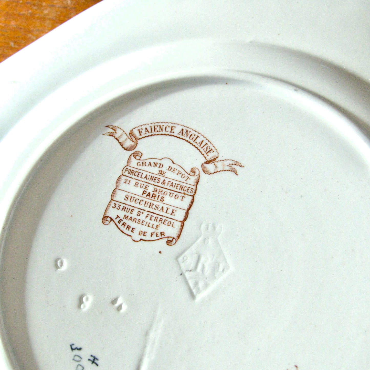 Assiette octogonale XIXe terre de fer polychrome Emile Bourgeois décor oiseaux