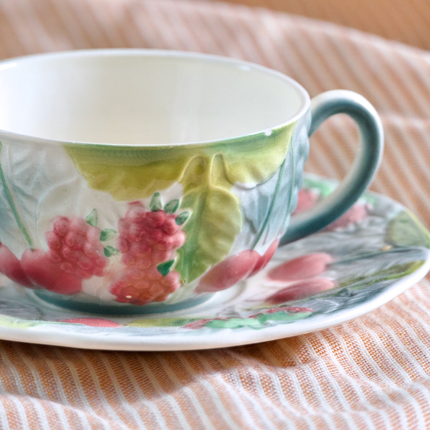 Duo de tasses en barbotine de Saint Clément