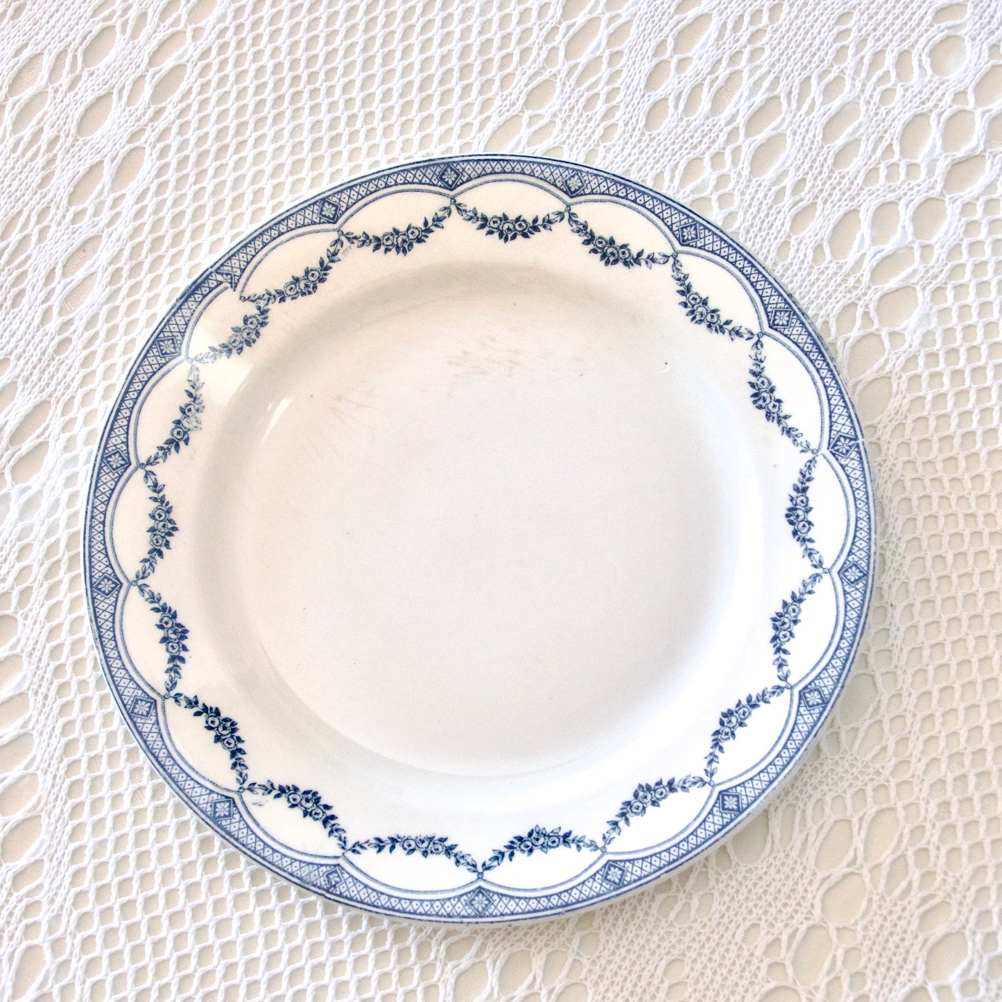 9 assiettes plates anciennes, Salins "Petit Trianon" - terre de fer