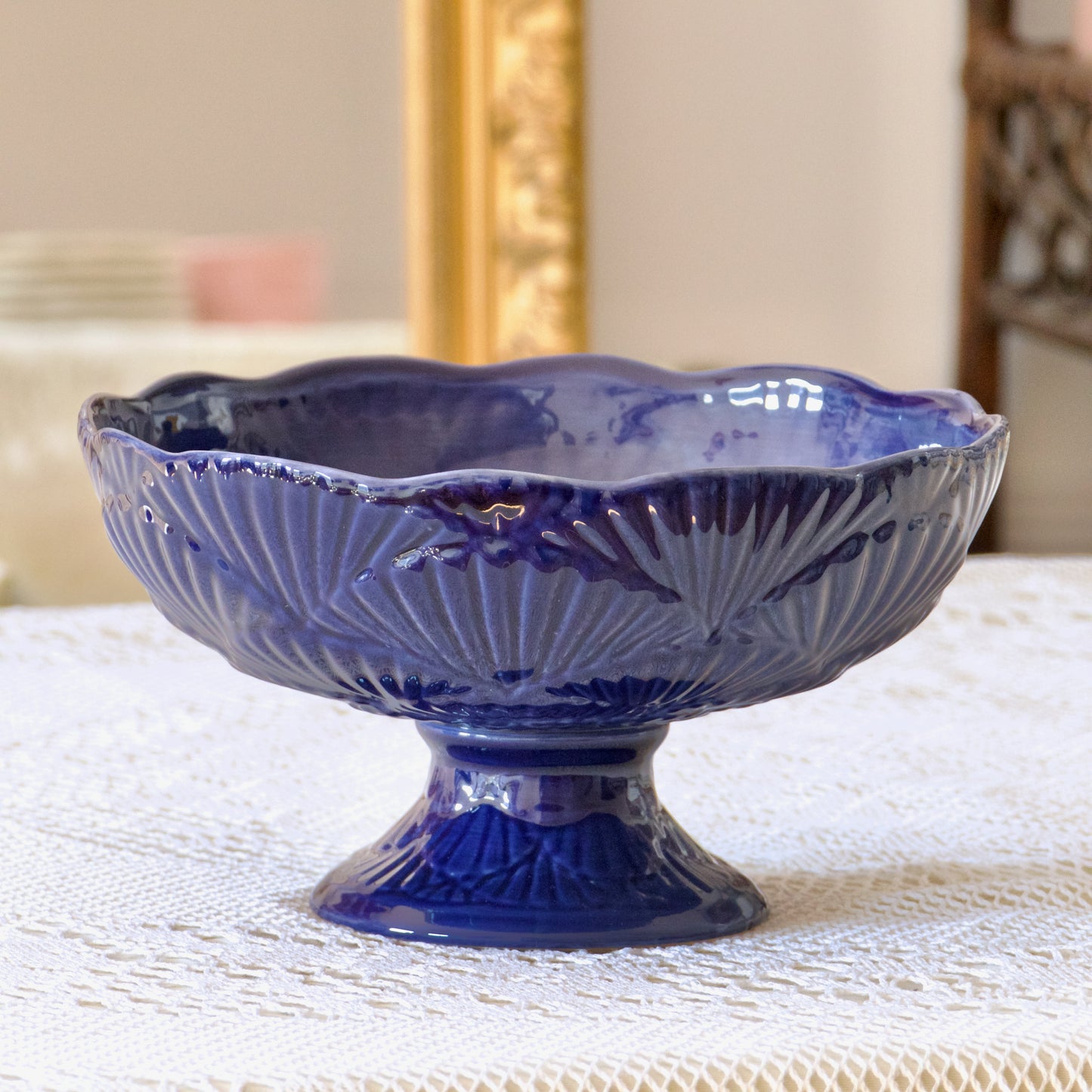 Grande coupe ancienne cobalt relief coquillage